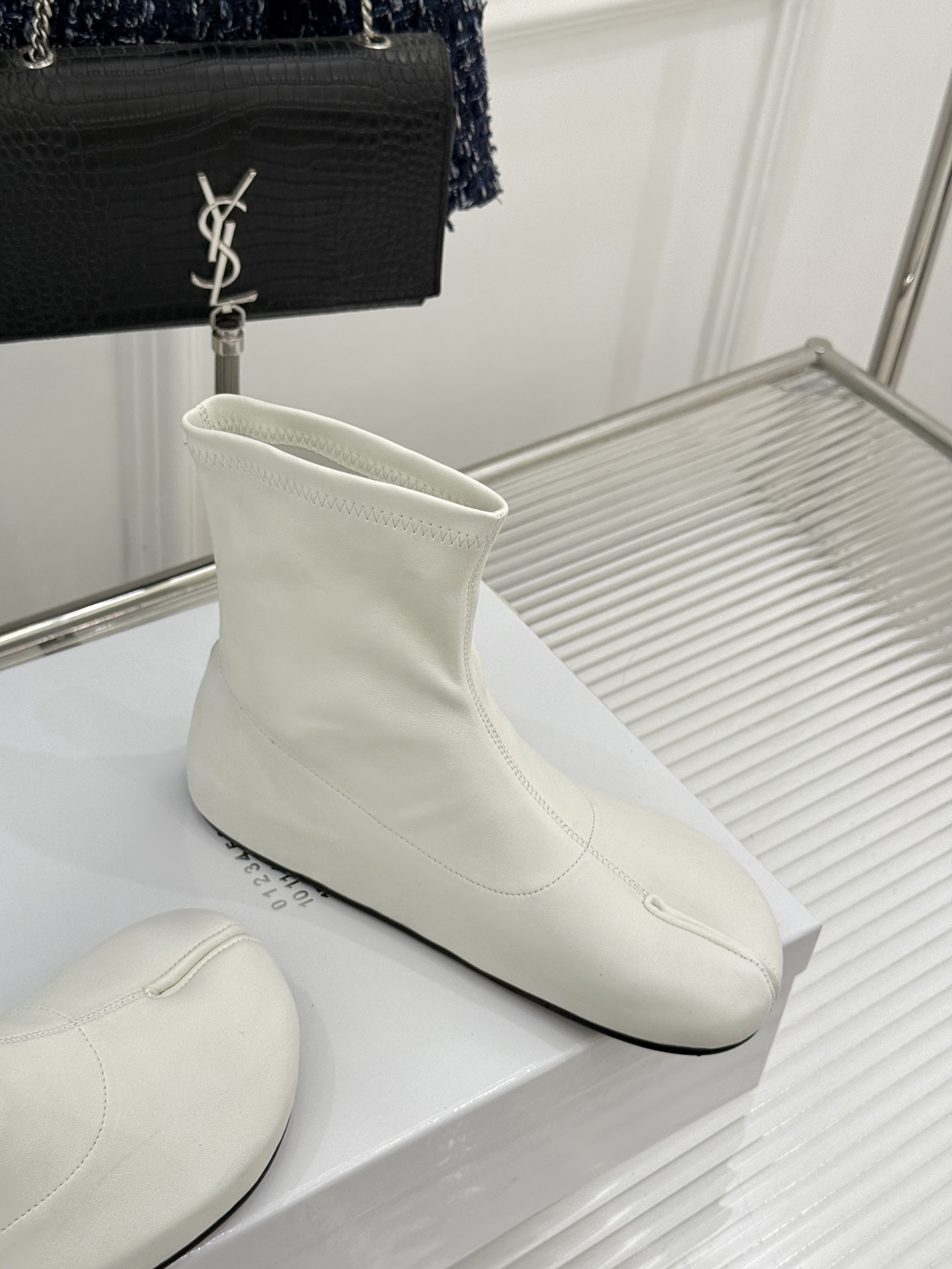 MaisonMargiela|MM6马吉拉 复古分趾弹力靴短靴 分趾鞋型藏先锋基因 弹力靴筒裹住纤细脚踝 后跟白缝线是品 MaisonMargiela|MM6马吉拉 复古分趾弹力靴短靴 分趾鞋型藏先锋基因 弹力靴筒裹住纤细脚踝 后跟白缝线是品