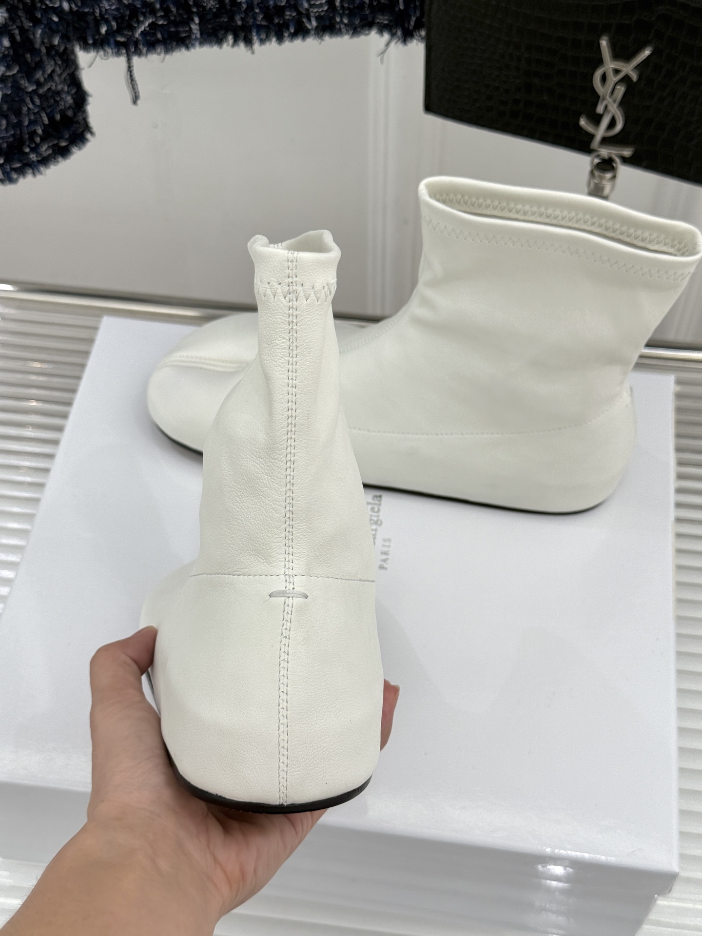 MaisonMargiela|MM6马吉拉 复古分趾弹力靴短靴 分趾鞋型藏先锋基因 弹力靴筒裹住纤细脚踝 后跟白缝线是品 MaisonMargiela|MM6马吉拉 复古分趾弹力靴短靴 分趾鞋型藏先锋基因 弹力靴筒裹住纤细脚踝 后跟白缝线是品