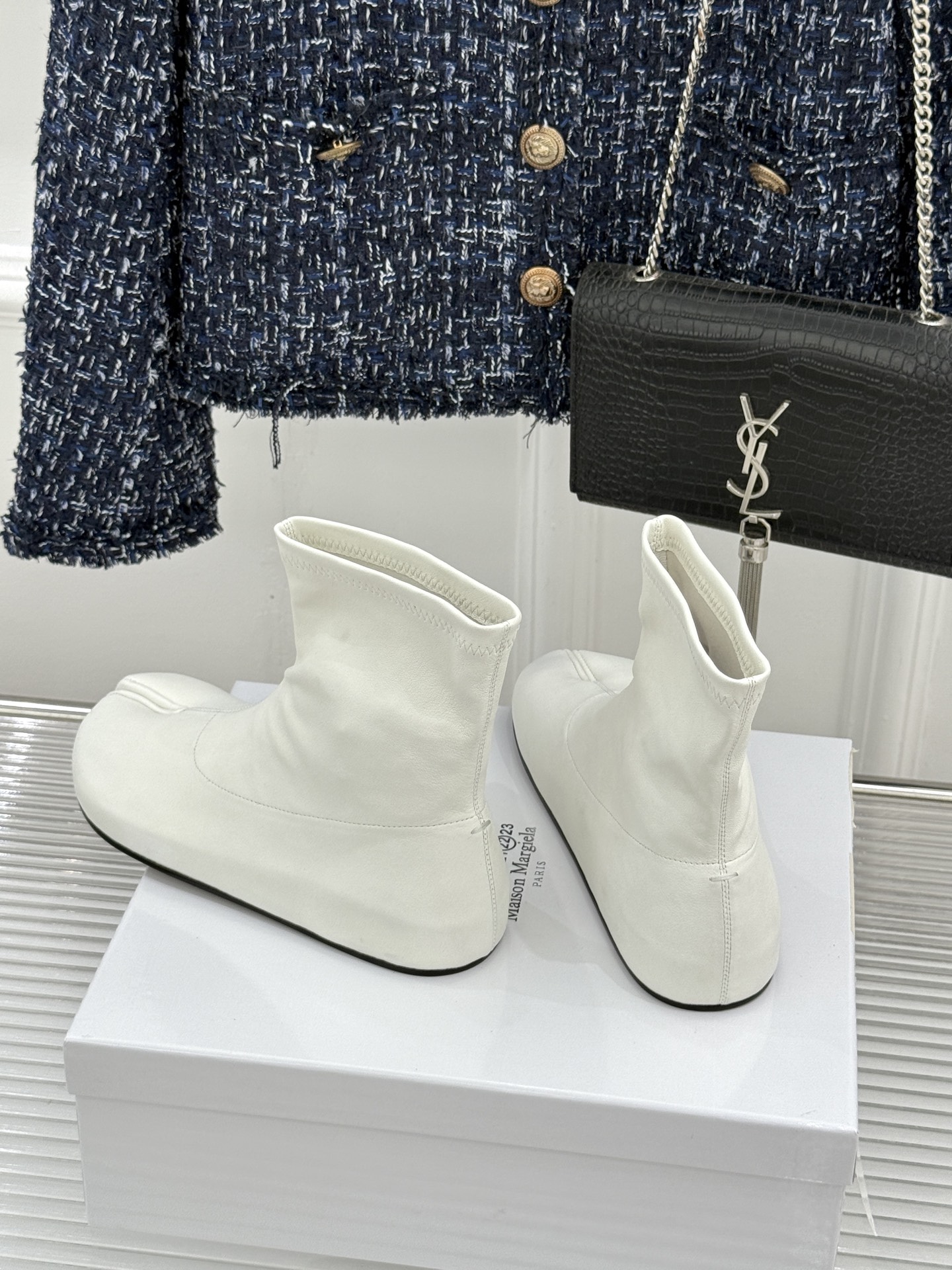 MaisonMargiela|MM6马吉拉 复古分趾弹力靴短靴 分趾鞋型藏先锋基因 弹力靴筒裹住纤细脚踝 后跟白缝线是品 MaisonMargiela|MM6马吉拉 复古分趾弹力靴短靴 分趾鞋型藏先锋基因 弹力靴筒裹住纤细脚踝 后跟白缝线是品