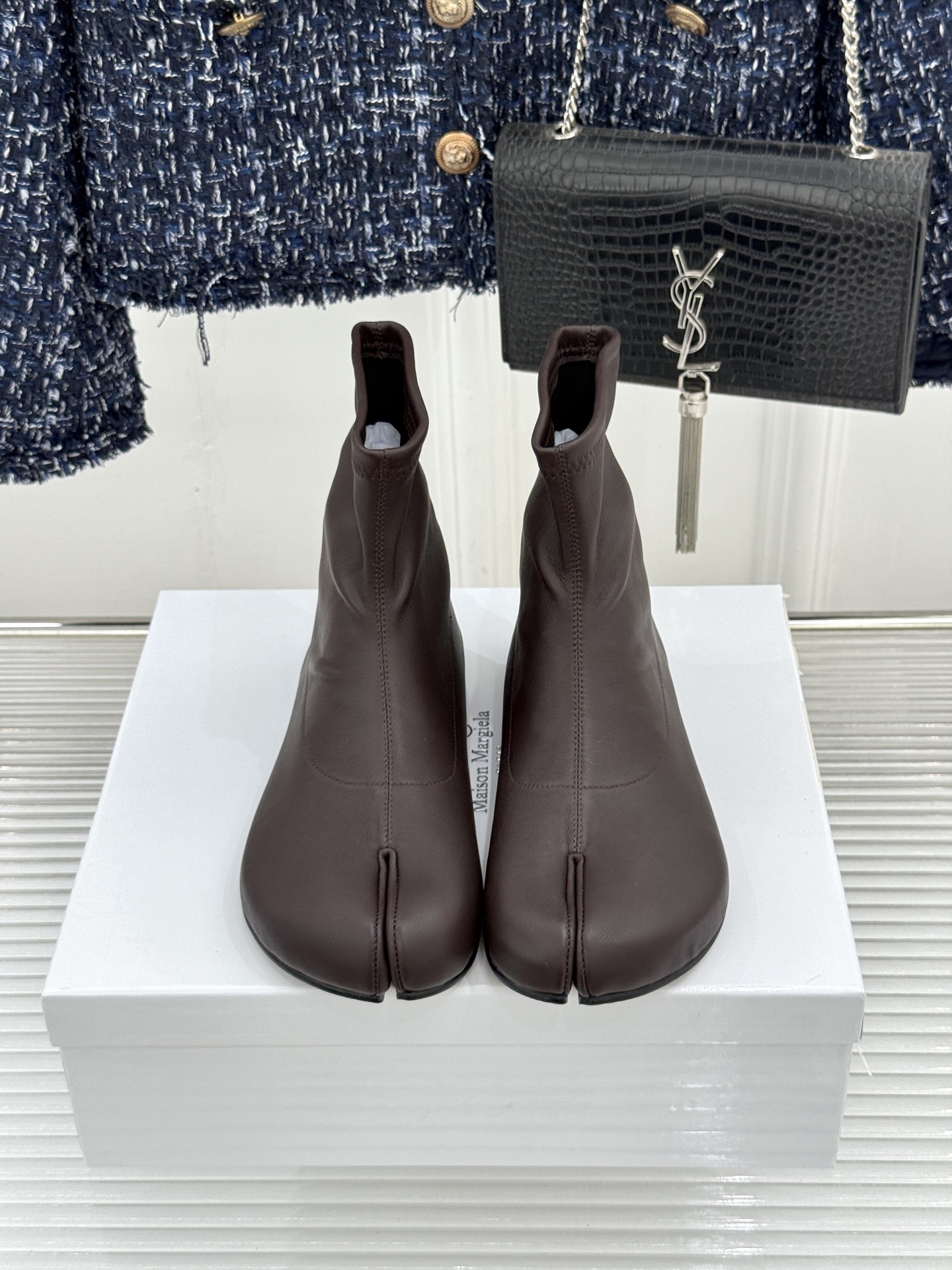 MaisonMargiela｜MM6马吉拉 复古分趾弹力靴短靴 分趾鞋型藏先锋基因 弹力靴筒裹住纤细脚踝 后跟白缝线是品