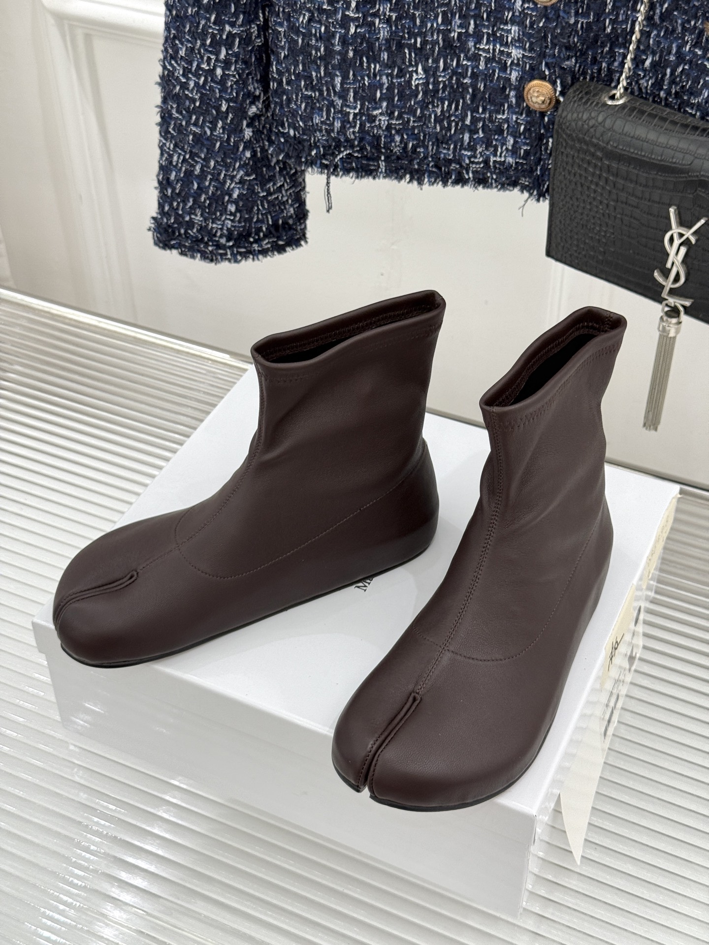 MaisonMargiela｜MM6马吉拉 复古分趾弹力靴短靴 分趾鞋型藏先锋基因 弹力靴筒裹住纤细脚踝 后跟白缝线是品