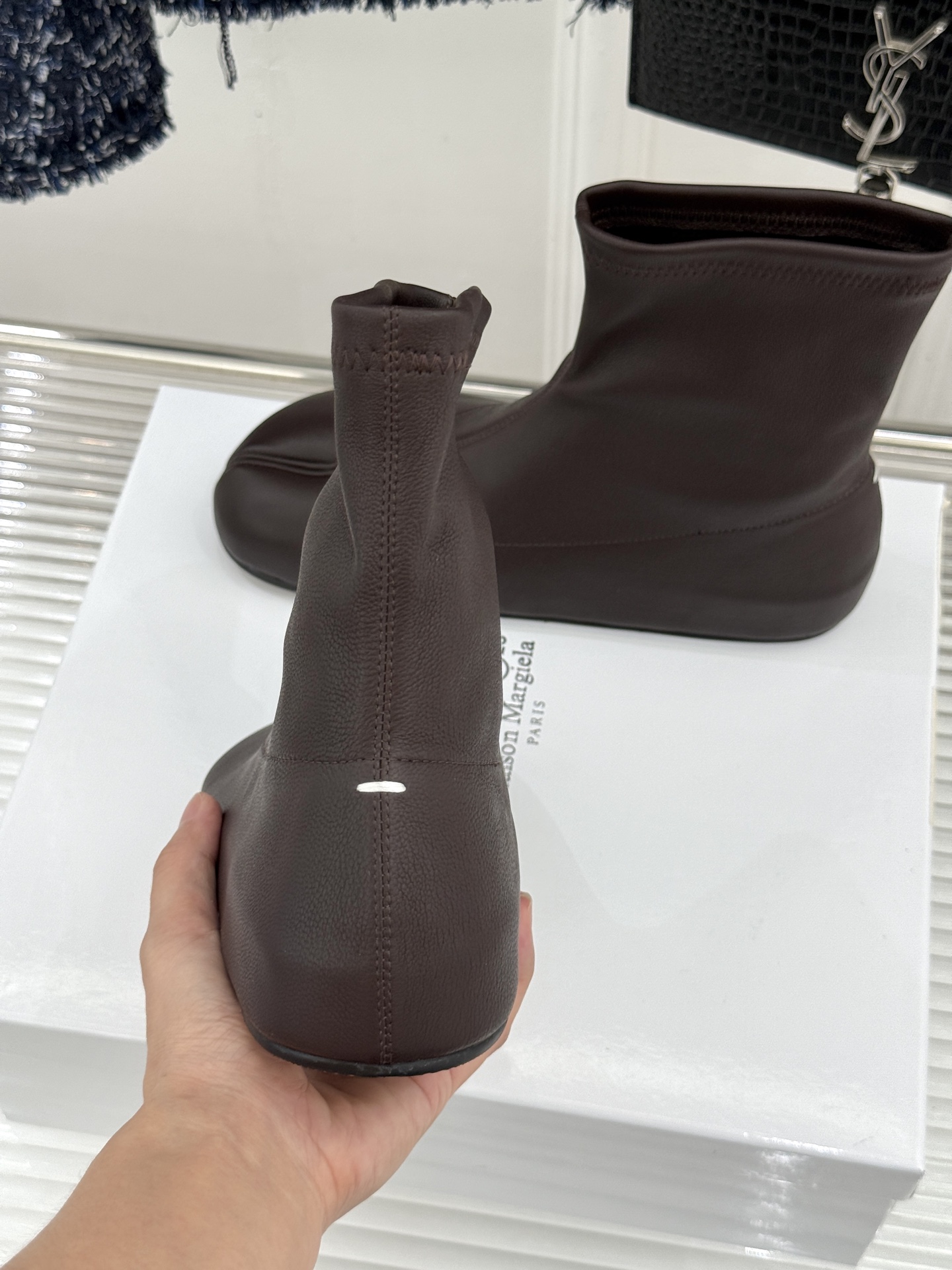 MaisonMargiela｜MM6马吉拉 复古分趾弹力靴短靴 分趾鞋型藏先锋基因 弹力靴筒裹住纤细脚踝 后跟白缝线是品