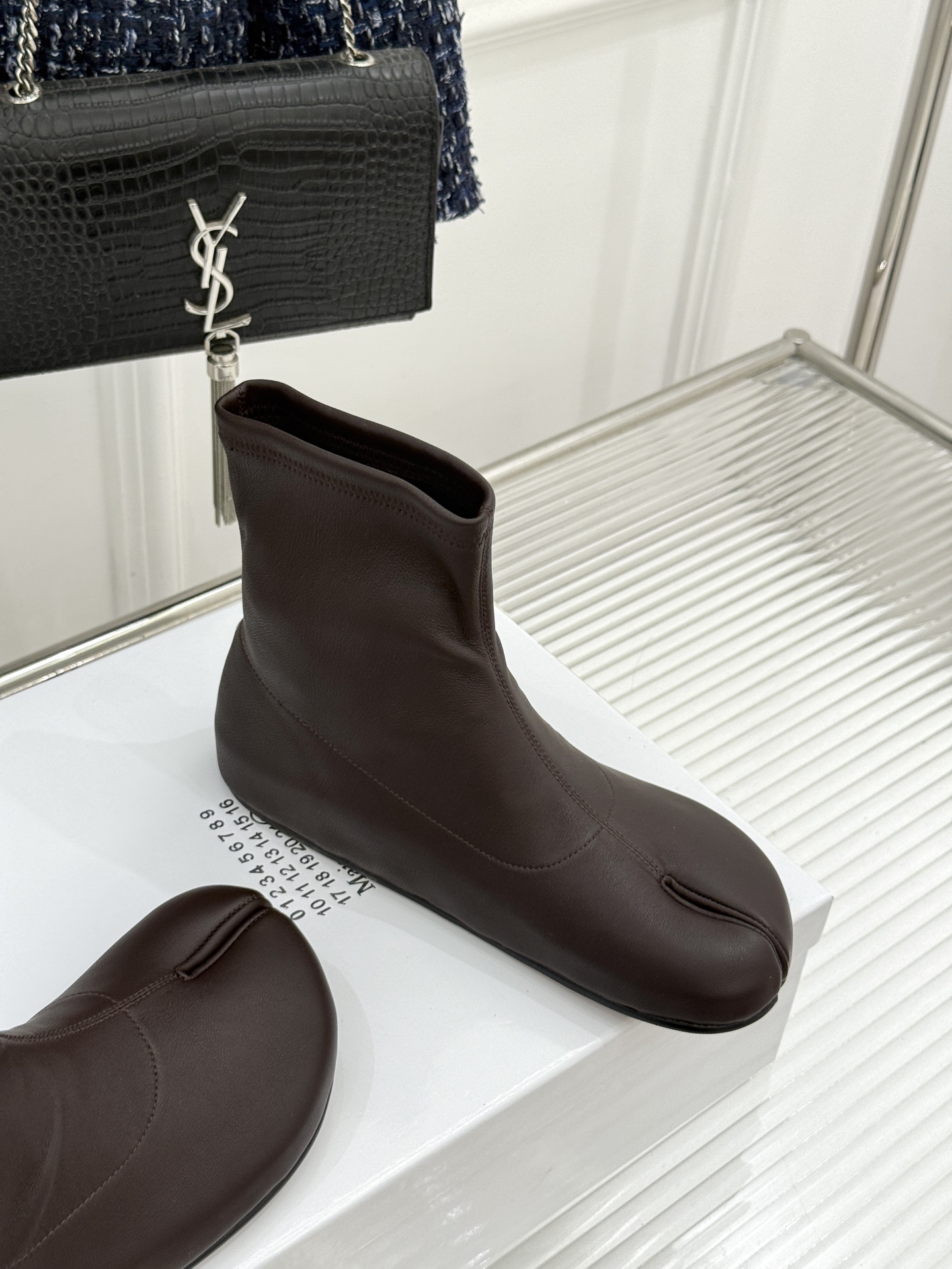 MaisonMargiela｜MM6马吉拉 复古分趾弹力靴短靴 分趾鞋型藏先锋基因 弹力靴筒裹住纤细脚踝 后跟白缝线是品