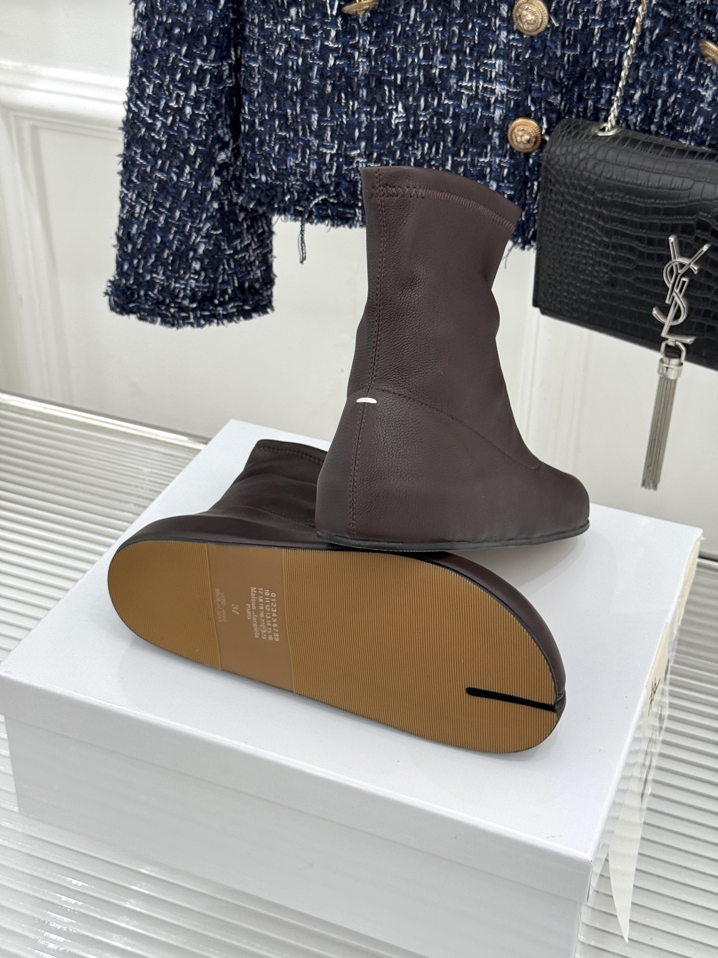 MaisonMargiela｜MM6马吉拉 复古分趾弹力靴短靴 分趾鞋型藏先锋基因 弹力靴筒裹住纤细脚踝 后跟白缝线是品