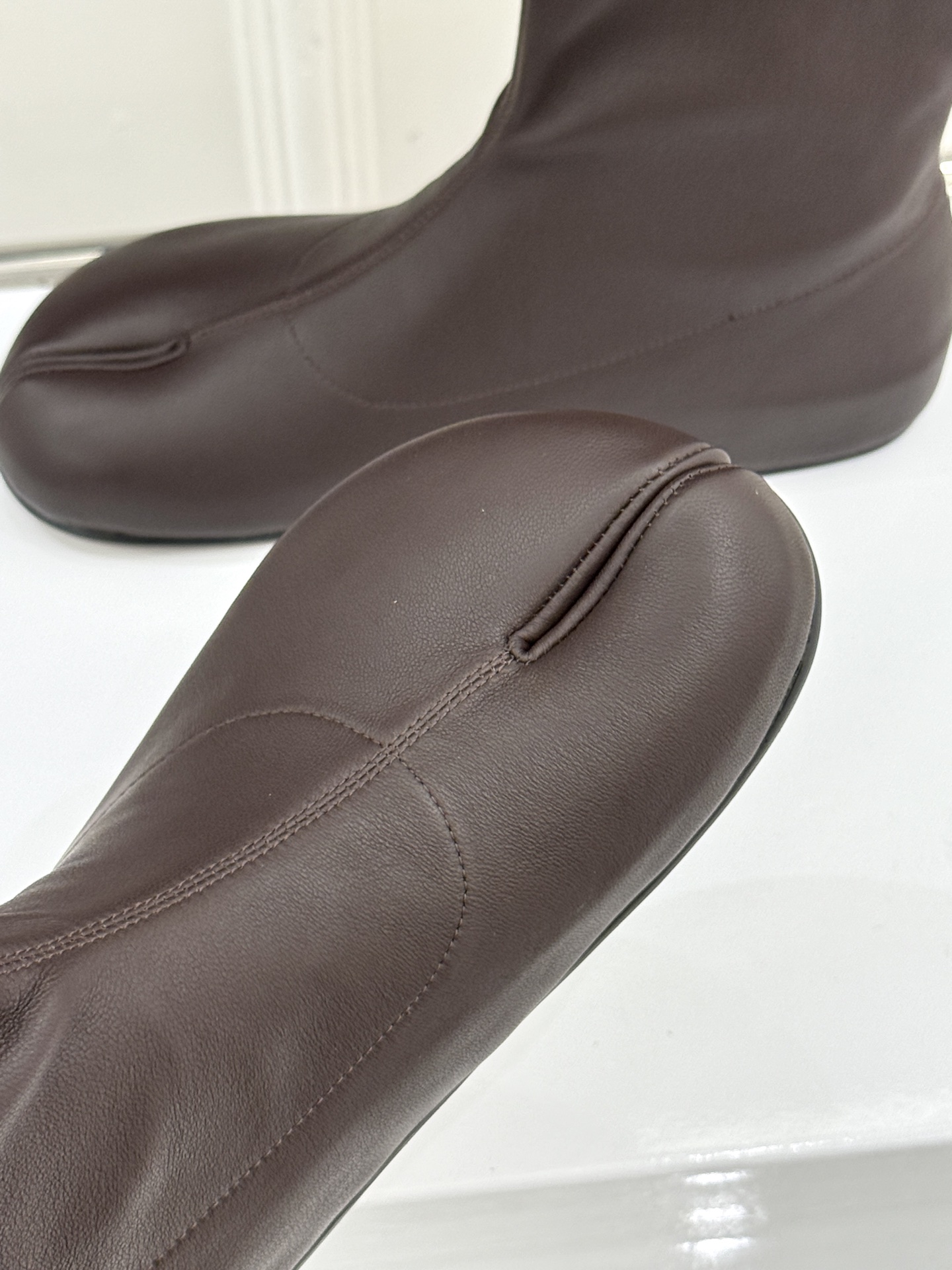 MaisonMargiela｜MM6马吉拉 复古分趾弹力靴短靴 分趾鞋型藏先锋基因 弹力靴筒裹住纤细脚踝 后跟白缝线是品