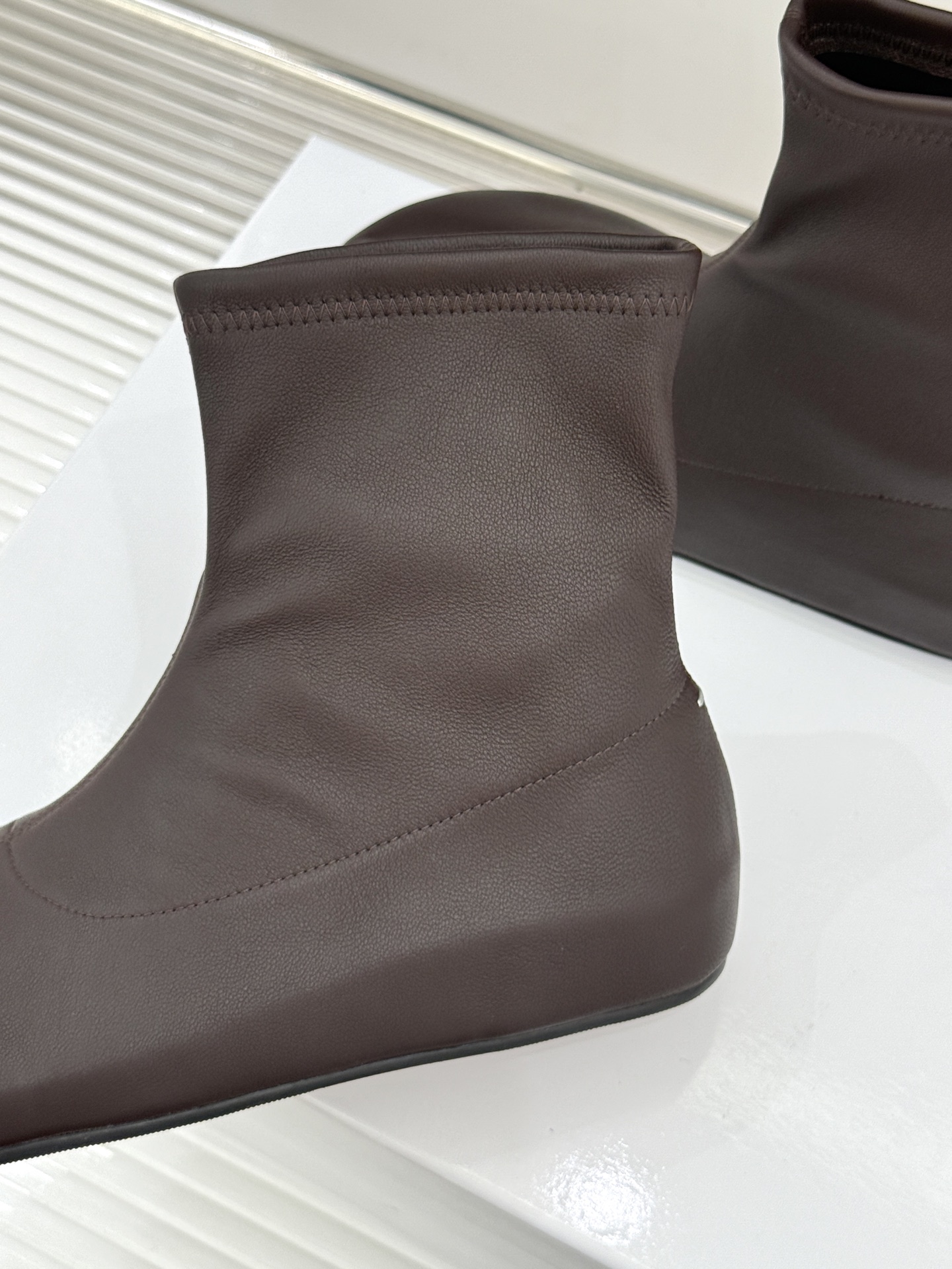 MaisonMargiela｜MM6马吉拉 复古分趾弹力靴短靴 分趾鞋型藏先锋基因 弹力靴筒裹住纤细脚踝 后跟白缝线是品