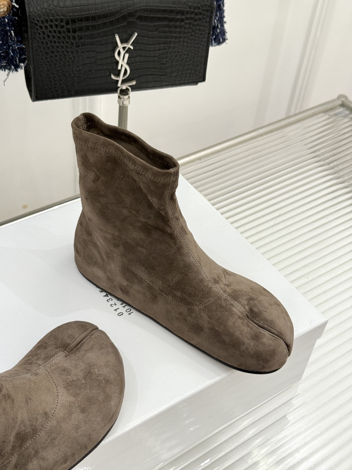 MaisonMargiela｜MM6马吉拉 复古分趾弹力靴短靴 分趾鞋型藏先锋基因 弹力靴筒裹住纤细脚踝 后跟白缝线是品
