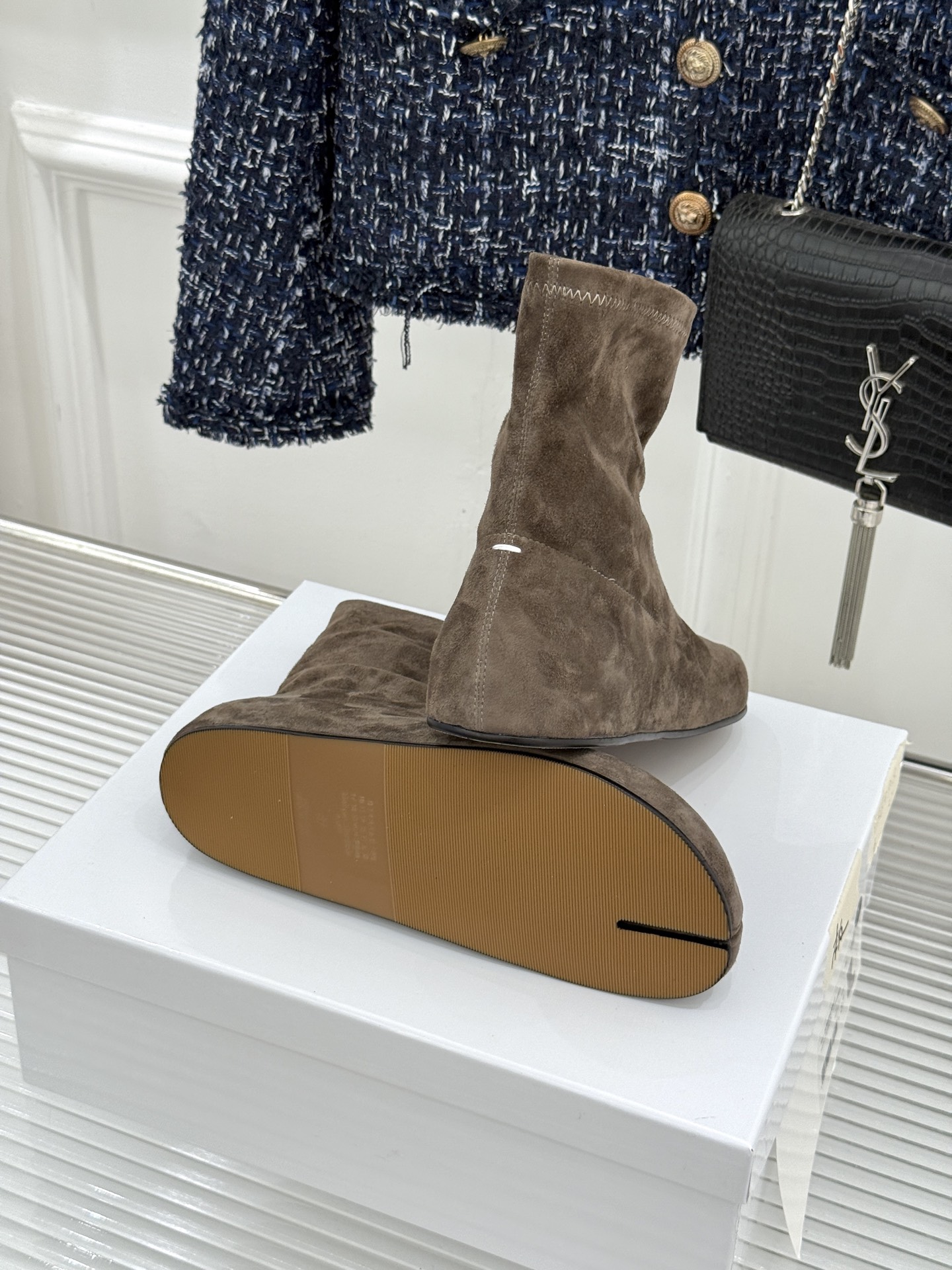 MaisonMargiela｜MM6马吉拉 复古分趾弹力靴短靴 分趾鞋型藏先锋基因 弹力靴筒裹住纤细脚踝 后跟白缝线是品