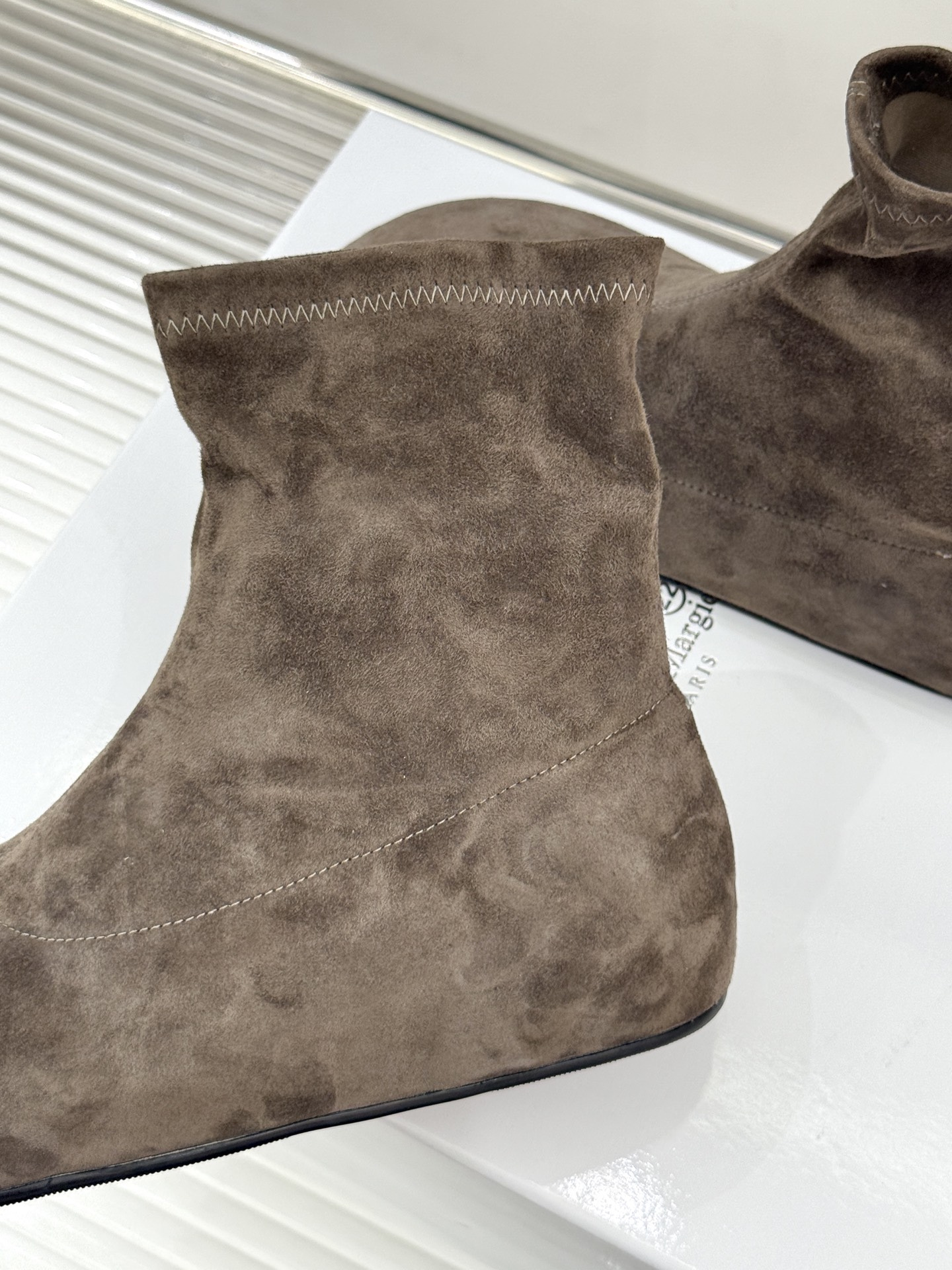 MaisonMargiela｜MM6马吉拉 复古分趾弹力靴短靴 分趾鞋型藏先锋基因 弹力靴筒裹住纤细脚踝 后跟白缝线是品