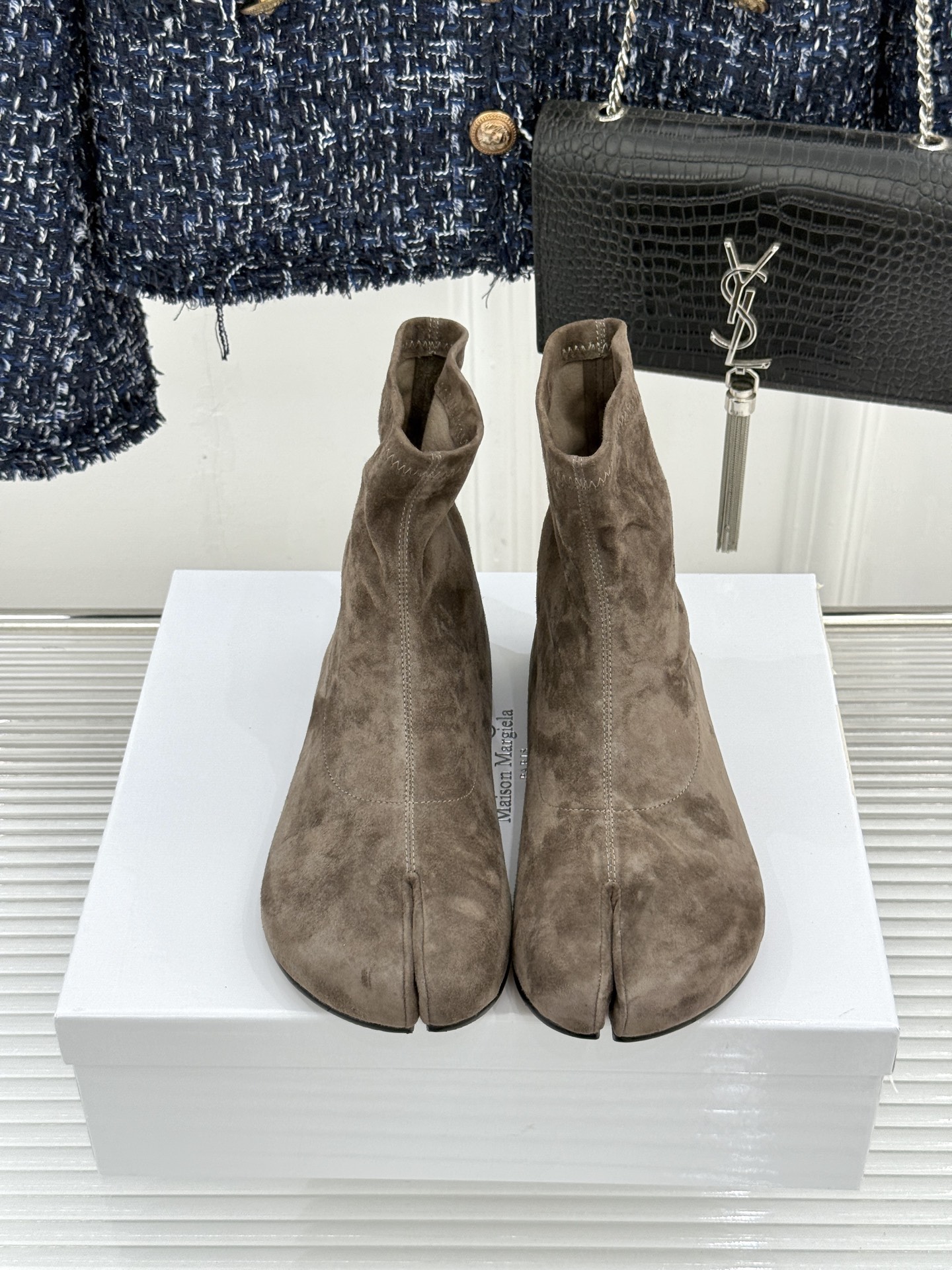 MaisonMargiela｜MM6马吉拉 复古分趾弹力靴短靴 分趾鞋型藏先锋基因 弹力靴筒裹住纤细脚踝 后跟白缝线是品