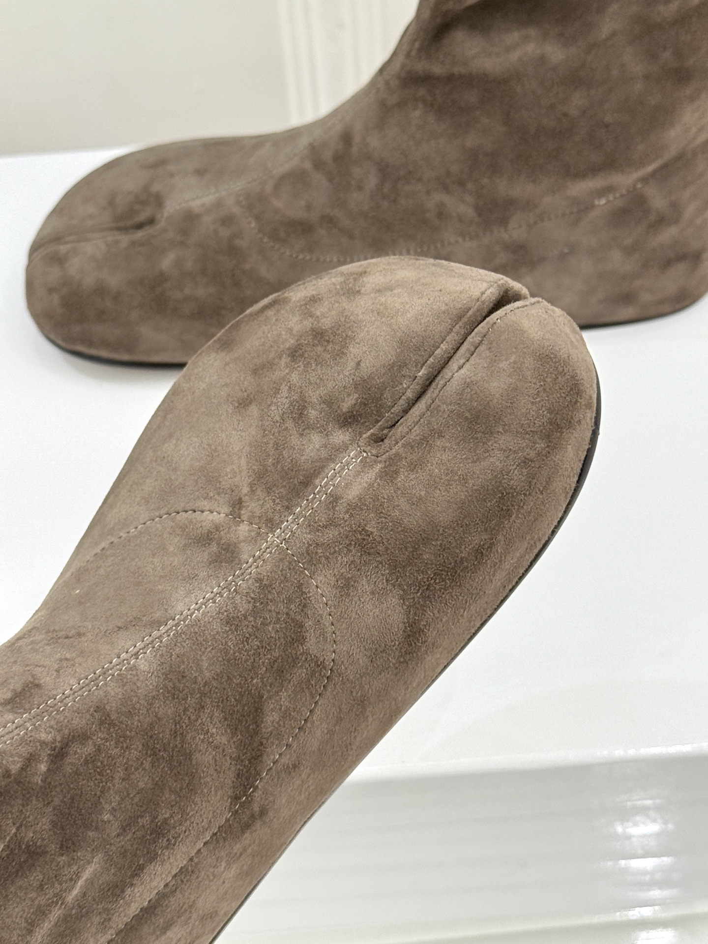 MaisonMargiela｜MM6马吉拉 复古分趾弹力靴短靴 分趾鞋型藏先锋基因 弹力靴筒裹住纤细脚踝 后跟白缝线是品