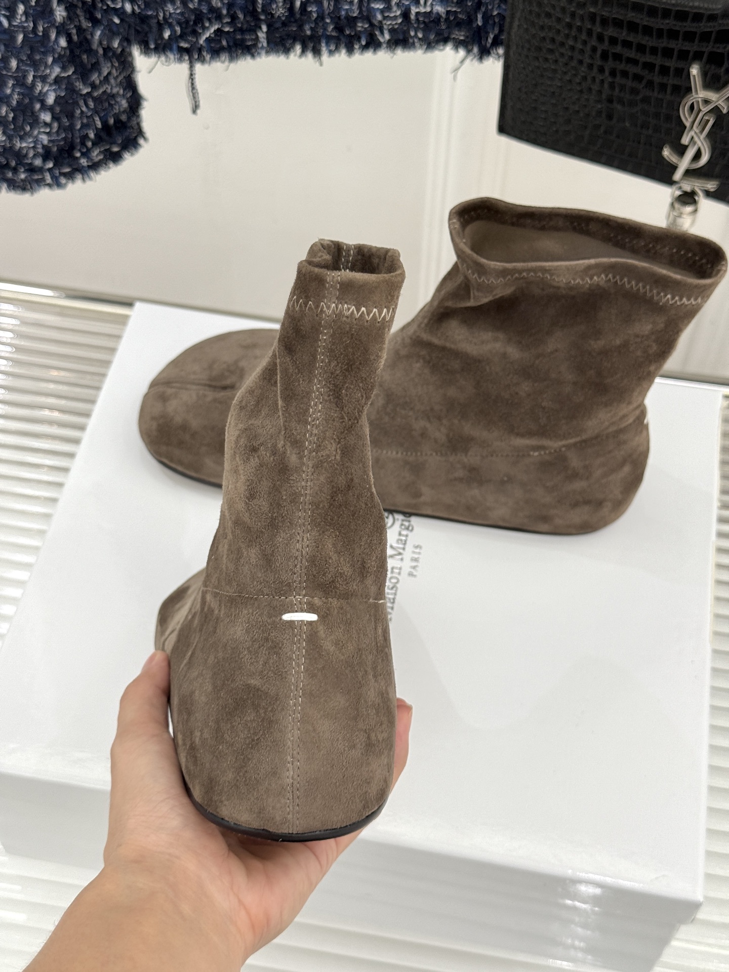 MaisonMargiela｜MM6马吉拉 复古分趾弹力靴短靴 分趾鞋型藏先锋基因 弹力靴筒裹住纤细脚踝 后跟白缝线是品