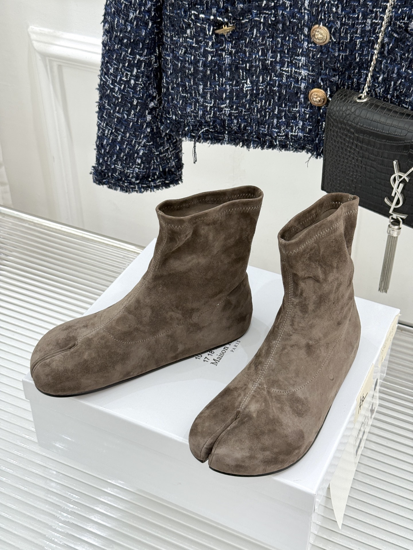 MaisonMargiela｜MM6马吉拉 复古分趾弹力靴短靴 分趾鞋型藏先锋基因 弹力靴筒裹住纤细脚踝 后跟白缝线是品