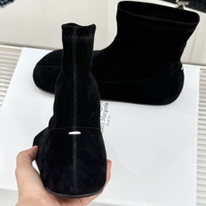 MaisonMargiela|MM6马吉拉 复古分趾弹力靴短靴 分趾鞋型藏先锋基因 弹力靴筒裹住纤细脚踝 后跟白缝线是品 MaisonMargiela|MM6马吉拉 复古分趾弹力靴短靴 分趾鞋型藏先锋基因 弹力靴筒裹住纤细脚踝 后跟白缝线是品