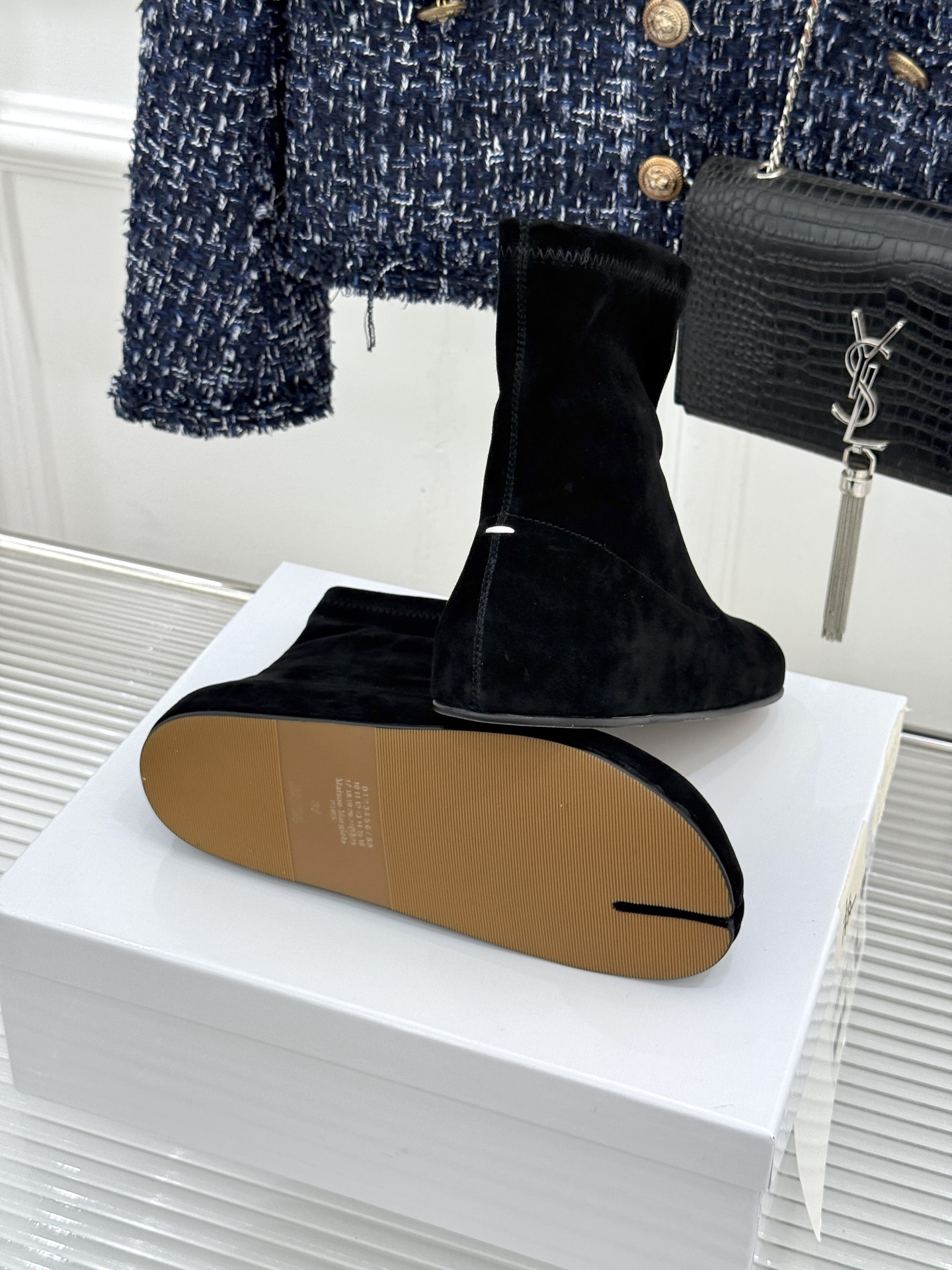 MaisonMargiela|MM6马吉拉 复古分趾弹力靴短靴 分趾鞋型藏先锋基因 弹力靴筒裹住纤细脚踝 后跟白缝线是品 MaisonMargiela|MM6马吉拉 复古分趾弹力靴短靴 分趾鞋型藏先锋基因 弹力靴筒裹住纤细脚踝 后跟白缝线是品