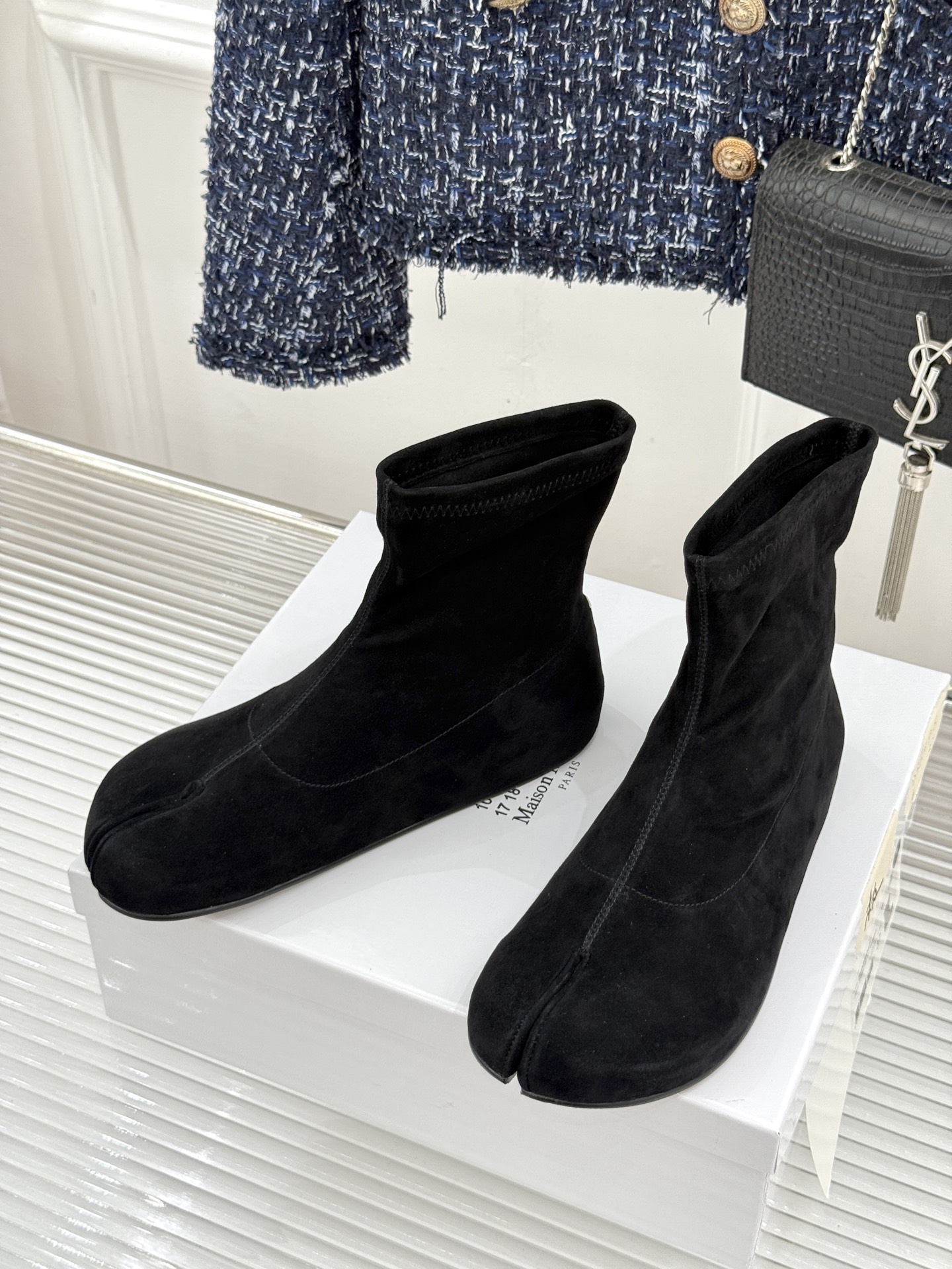 MaisonMargiela|MM6马吉拉 复古分趾弹力靴短靴 分趾鞋型藏先锋基因 弹力靴筒裹住纤细脚踝 后跟白缝线是品 MaisonMargiela|MM6马吉拉 复古分趾弹力靴短靴 分趾鞋型藏先锋基因 弹力靴筒裹住纤细脚踝 后跟白缝线是品