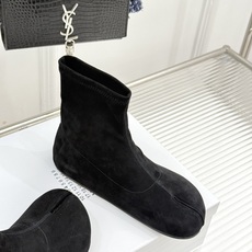 MaisonMargiela|MM6马吉拉 复古分趾弹力靴短靴 分趾鞋型藏先锋基因 弹力靴筒裹住纤细脚踝 后跟白缝线是品 MaisonMargiela|MM6马吉拉 复古分趾弹力靴短靴 分趾鞋型藏先锋基因 弹力靴筒裹住纤细脚踝 后跟白缝线是品
