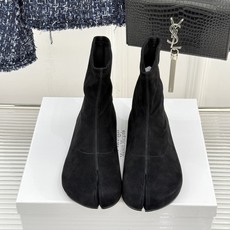 MaisonMargiela|MM6马吉拉 复古分趾弹力靴短靴 分趾鞋型藏先锋基因 弹力靴筒裹住纤细脚踝 后跟白缝线是品 MaisonMargiela|MM6马吉拉 复古分趾弹力靴短靴 分趾鞋型藏先锋基因 弹力靴筒裹住纤细脚踝 后跟白缝线是品