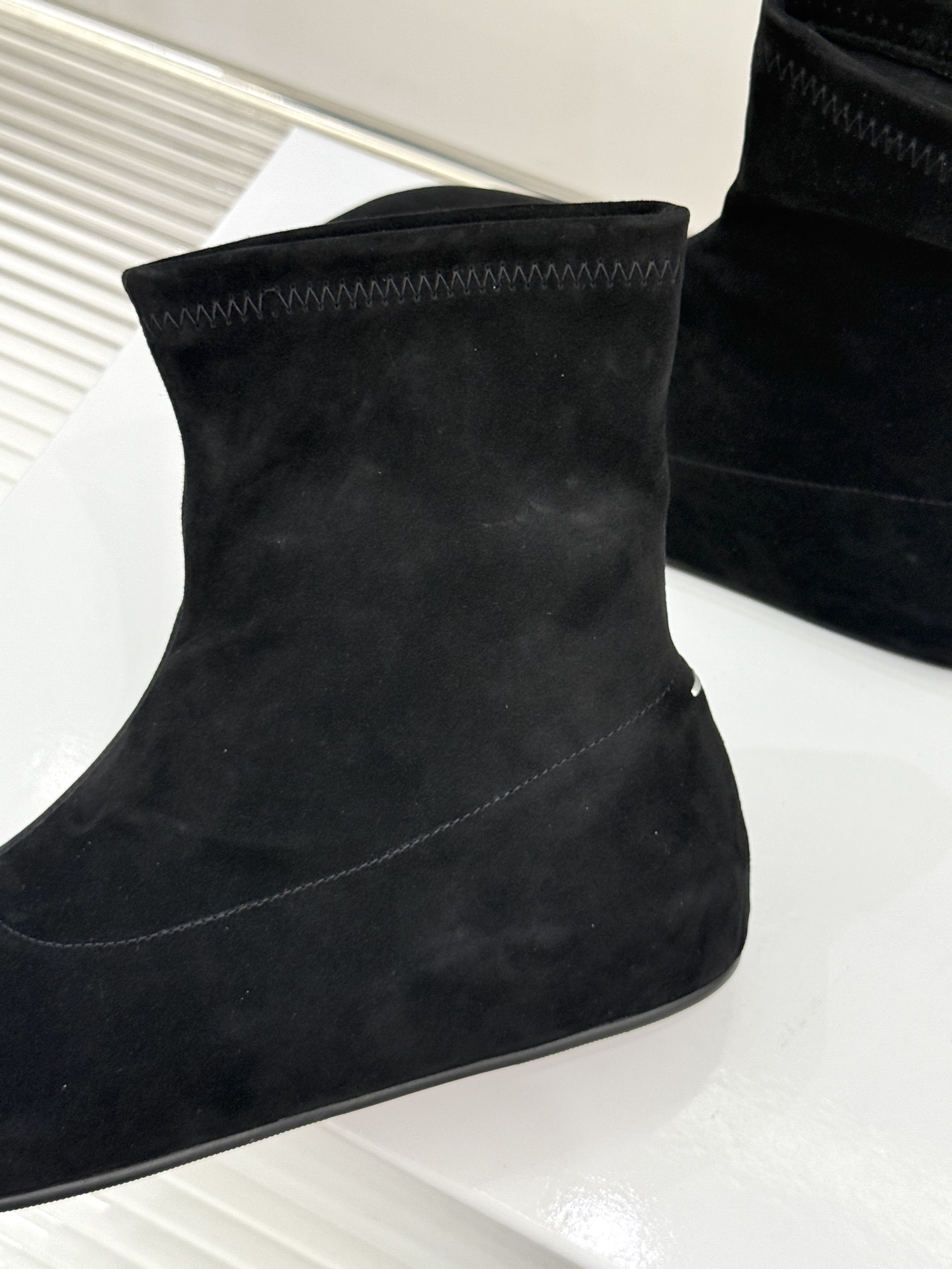 MaisonMargiela|MM6马吉拉 复古分趾弹力靴短靴 分趾鞋型藏先锋基因 弹力靴筒裹住纤细脚踝 后跟白缝线是品 MaisonMargiela|MM6马吉拉 复古分趾弹力靴短靴 分趾鞋型藏先锋基因 弹力靴筒裹住纤细脚踝 后跟白缝线是品