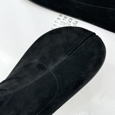 MaisonMargiela|MM6马吉拉 复古分趾弹力靴短靴 分趾鞋型藏先锋基因 弹力靴筒裹住纤细脚踝 后跟白缝线是品 MaisonMargiela|MM6马吉拉 复古分趾弹力靴短靴 分趾鞋型藏先锋基因 弹力靴筒裹住纤细脚踝 后跟白缝线是品