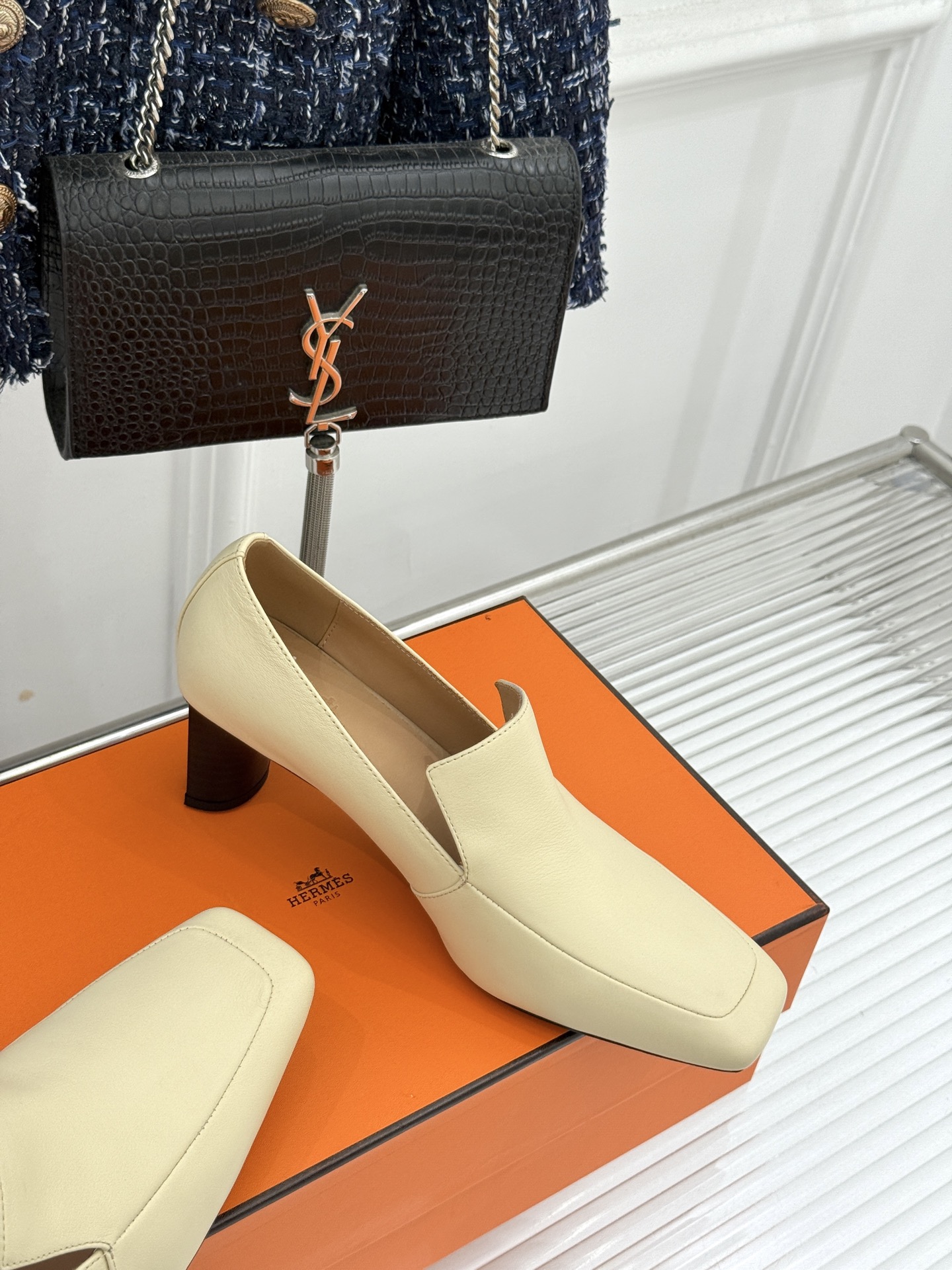 Hermès/爱马仕26WF新品 复古方头粗跟单鞋高跟鞋 极简线条勾勒复古调性 粗跟稳当走路轻盈不累 手工缝线暗藏匠人质 Hermès/爱马仕26WF新品 复古方头粗跟单鞋高跟鞋 极简线条勾勒复古调性 粗跟稳当走路轻盈不累 手工缝线暗藏匠人质