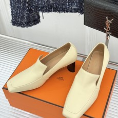 Hermès/爱马仕26WF新品 复古方头粗跟单鞋高跟鞋 极简线条勾勒复古调性 粗跟稳当走路轻盈不累 手工缝线暗藏匠人质 Hermès/爱马仕26WF新品 复古方头粗跟单鞋高跟鞋 极简线条勾勒复古调性 粗跟稳当走路轻盈不累 手工缝线暗藏匠人质