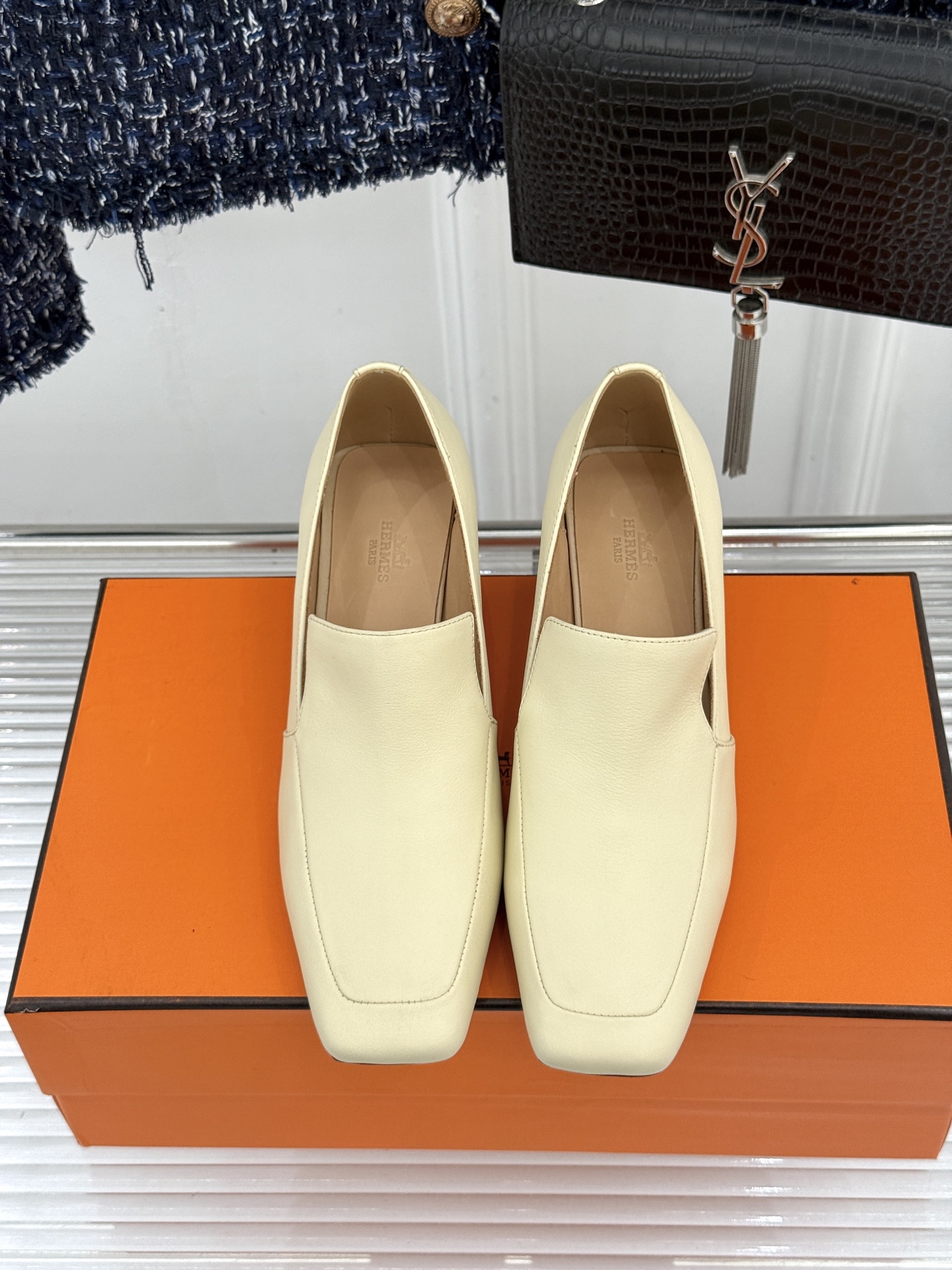 Hermès/爱马仕26WF新品 复古方头粗跟单鞋高跟鞋 极简线条勾勒复古调性 粗跟稳当走路轻盈不累 手工缝线暗藏匠人质 Hermès/爱马仕26WF新品 复古方头粗跟单鞋高跟鞋 极简线条勾勒复古调性 粗跟稳当走路轻盈不累 手工缝线暗藏匠人质