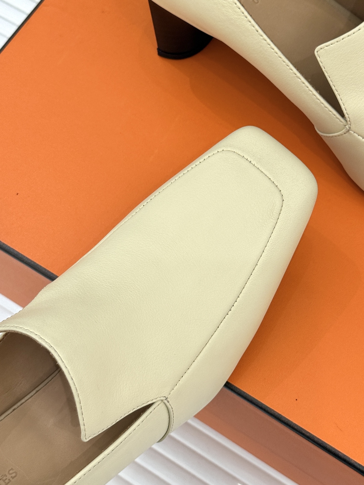 Hermès/爱马仕26WF新品 复古方头粗跟单鞋高跟鞋 极简线条勾勒复古调性 粗跟稳当走路轻盈不累 手工缝线暗藏匠人质 Hermès/爱马仕26WF新品 复古方头粗跟单鞋高跟鞋 极简线条勾勒复古调性 粗跟稳当走路轻盈不累 手工缝线暗藏匠人质