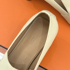 Hermès/爱马仕26WF新品 复古方头粗跟单鞋高跟鞋 极简线条勾勒复古调性 粗跟稳当走路轻盈不累 手工缝线暗藏匠人质 Hermès/爱马仕26WF新品 复古方头粗跟单鞋高跟鞋 极简线条勾勒复古调性 粗跟稳当走路轻盈不累 手工缝线暗藏匠人质