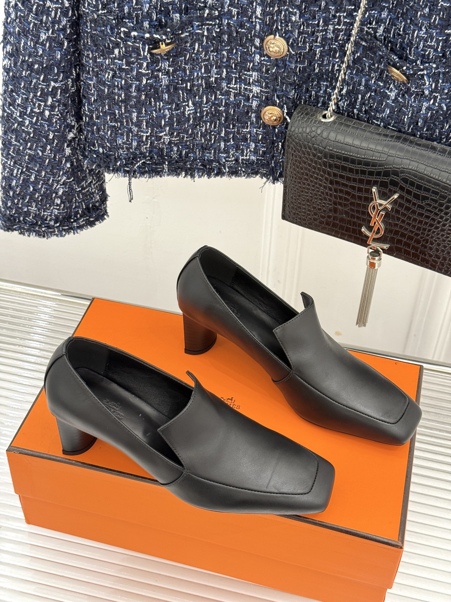 Hermès/爱马仕26WF新品 复古方头粗跟单鞋高跟鞋 极简线条勾勒复古调性 粗跟稳当走路轻盈不累 手工缝线暗藏匠人质 Hermès/爱马仕26WF新品 复古方头粗跟单鞋高跟鞋 极简线条勾勒复古调性 粗跟稳当走路轻盈不累 手工缝线暗藏匠人质