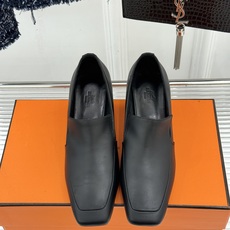 Hermès/爱马仕26WF新品 复古方头粗跟单鞋高跟鞋 极简线条勾勒复古调性 粗跟稳当走路轻盈不累 手工缝线暗藏匠人质 Hermès/爱马仕26WF新品 复古方头粗跟单鞋高跟鞋 极简线条勾勒复古调性 粗跟稳当走路轻盈不累 手工缝线暗藏匠人质