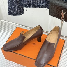 Hermès/爱马仕26WF新品 复古方头粗跟单鞋高跟鞋 极简线条勾勒复古调性 粗跟稳当走路轻盈不累 手工缝线暗藏匠人质 Hermès/爱马仕26WF新品 复古方头粗跟单鞋高跟鞋 极简线条勾勒复古调性 粗跟稳当走路轻盈不累 手工缝线暗藏匠人质