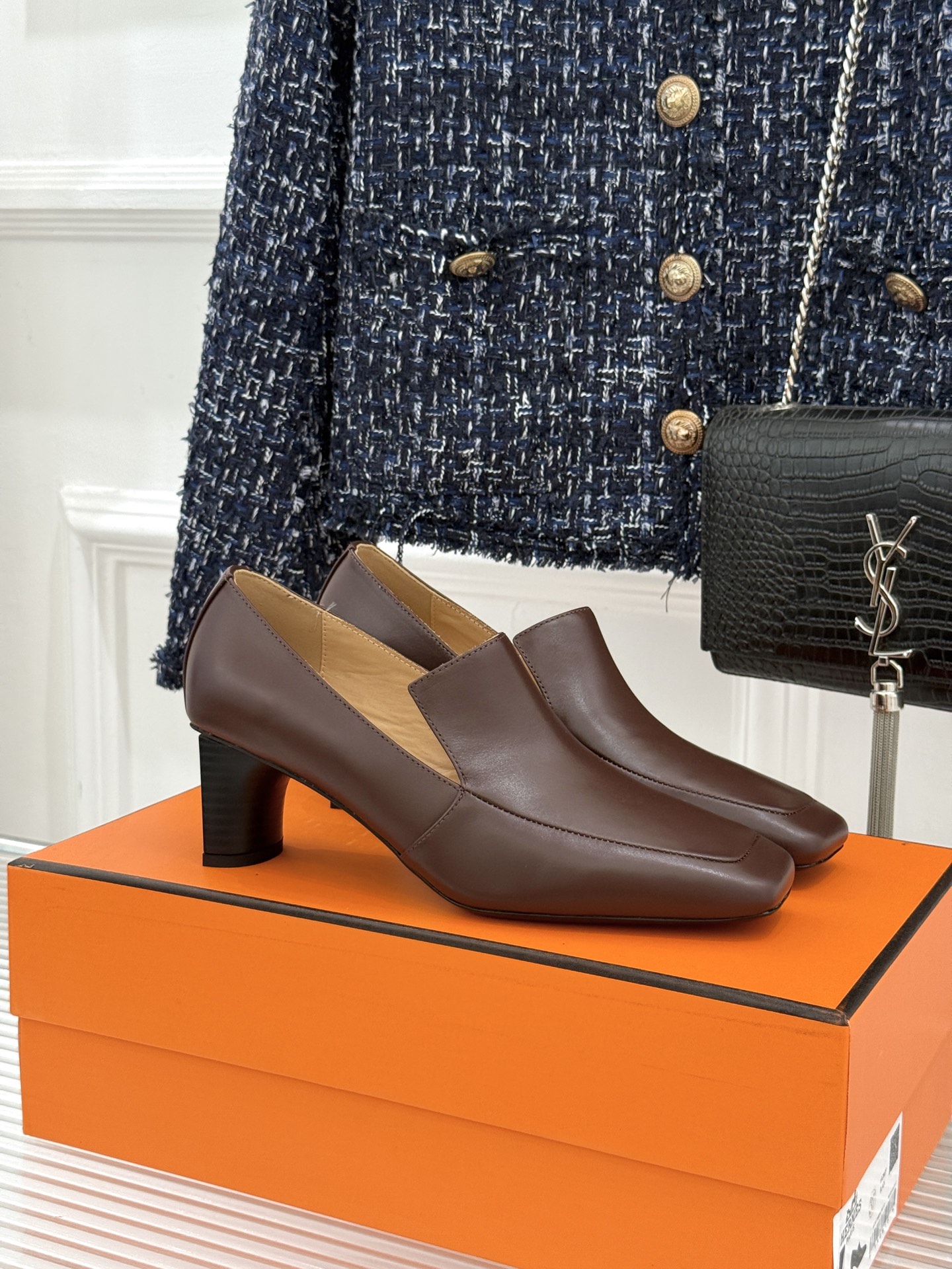 Hermès/爱马仕26WF新品 复古方头粗跟单鞋高跟鞋 极简线条勾勒复古调性 粗跟稳当走路轻盈不累 手工缝线暗藏匠人质 Hermès/爱马仕26WF新品 复古方头粗跟单鞋高跟鞋 极简线条勾勒复古调性 粗跟稳当走路轻盈不累 手工缝线暗藏匠人质