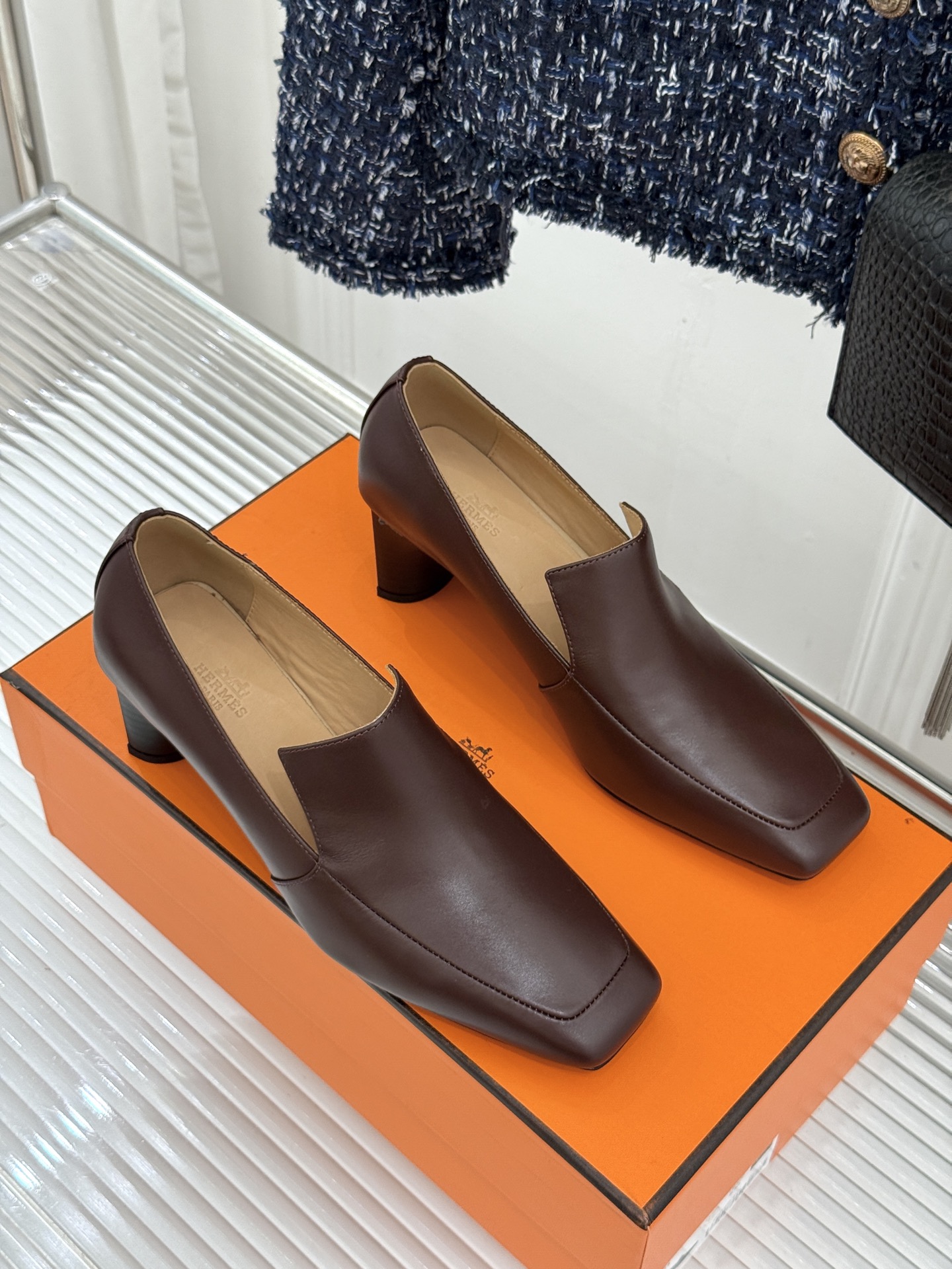 Hermès/爱马仕26WF新品 复古方头粗跟单鞋高跟鞋 极简线条勾勒复古调性 粗跟稳当走路轻盈不累 手工缝线暗藏匠人质 Hermès/爱马仕26WF新品 复古方头粗跟单鞋高跟鞋 极简线条勾勒复古调性 粗跟稳当走路轻盈不累 手工缝线暗藏匠人质