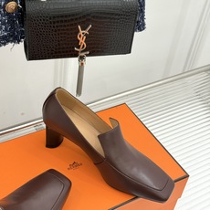 Hermès/爱马仕26WF新品 复古方头粗跟单鞋高跟鞋 极简线条勾勒复古调性 粗跟稳当走路轻盈不累 手工缝线暗藏匠人质 Hermès/爱马仕26WF新品 复古方头粗跟单鞋高跟鞋 极简线条勾勒复古调性 粗跟稳当走路轻盈不累 手工缝线暗藏匠人质