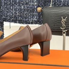 Hermès/爱马仕26WF新品 复古方头粗跟单鞋高跟鞋 极简线条勾勒复古调性 粗跟稳当走路轻盈不累 手工缝线暗藏匠人质 Hermès/爱马仕26WF新品 复古方头粗跟单鞋高跟鞋 极简线条勾勒复古调性 粗跟稳当走路轻盈不累 手工缝线暗藏匠人质