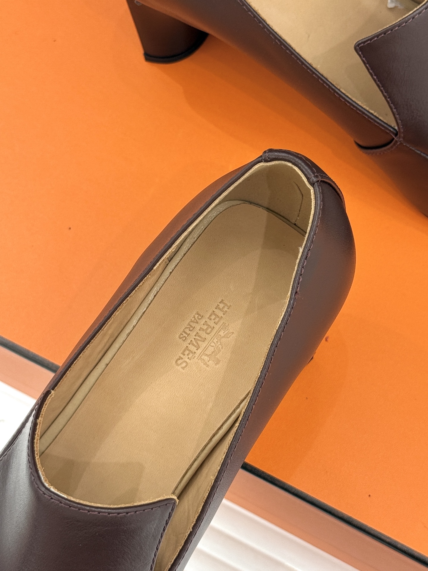 Hermès/爱马仕26WF新品 复古方头粗跟单鞋高跟鞋 极简线条勾勒复古调性 粗跟稳当走路轻盈不累 手工缝线暗藏匠人质 Hermès/爱马仕26WF新品 复古方头粗跟单鞋高跟鞋 极简线条勾勒复古调性 粗跟稳当走路轻盈不累 手工缝线暗藏匠人质