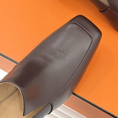 Hermès/爱马仕26WF新品 复古方头粗跟单鞋高跟鞋 极简线条勾勒复古调性 粗跟稳当走路轻盈不累 手工缝线暗藏匠人质 Hermès/爱马仕26WF新品 复古方头粗跟单鞋高跟鞋 极简线条勾勒复古调性 粗跟稳当走路轻盈不累 手工缝线暗藏匠人质