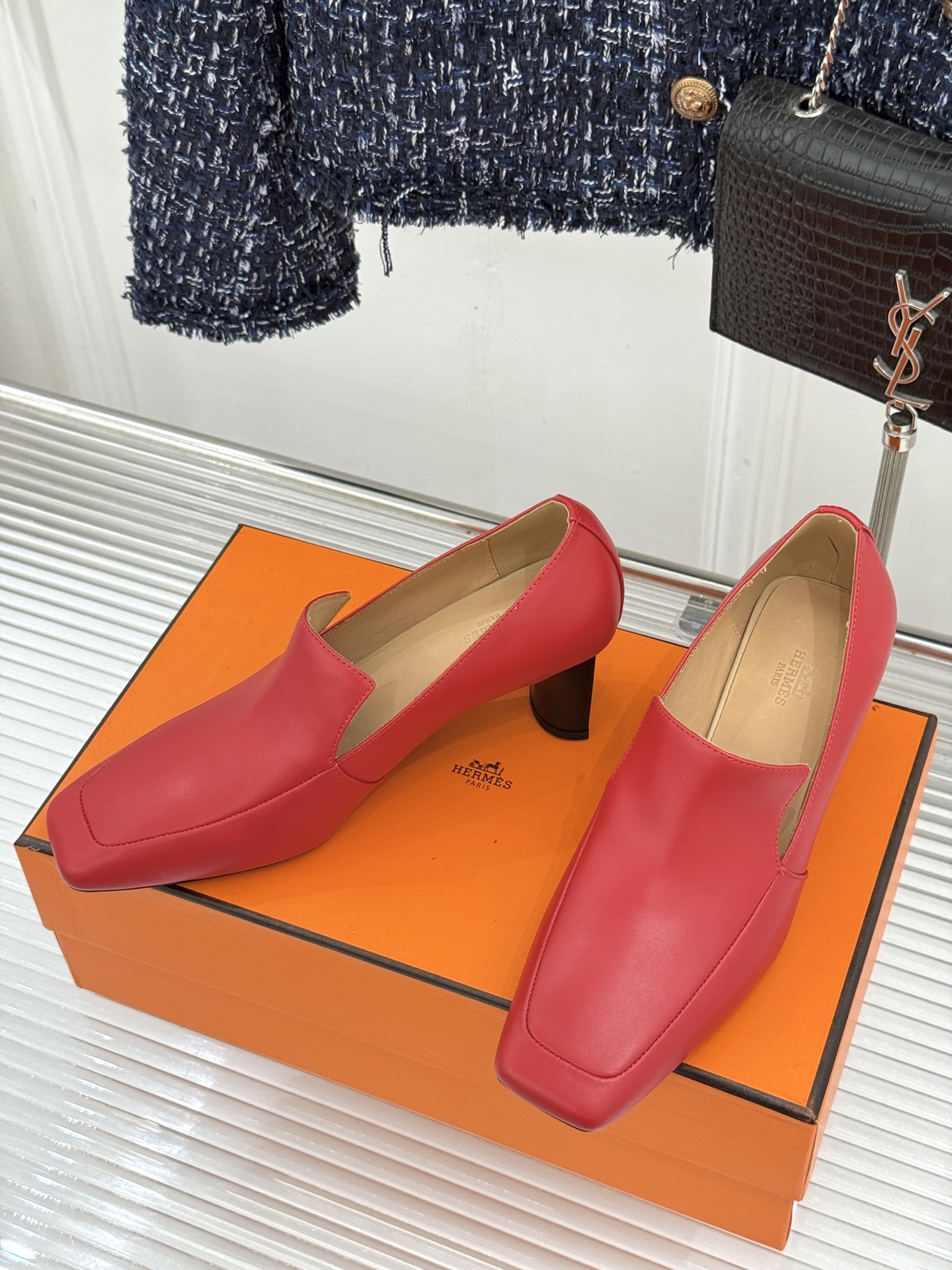 Hermès/爱马仕26WF新品 复古方头粗跟单鞋高跟鞋 极简线条勾勒复古调性 粗跟稳当走路轻盈不累 手工缝线暗藏匠人质 Hermès/爱马仕26WF新品 复古方头粗跟单鞋高跟鞋 极简线条勾勒复古调性 粗跟稳当走路轻盈不累 手工缝线暗藏匠人质