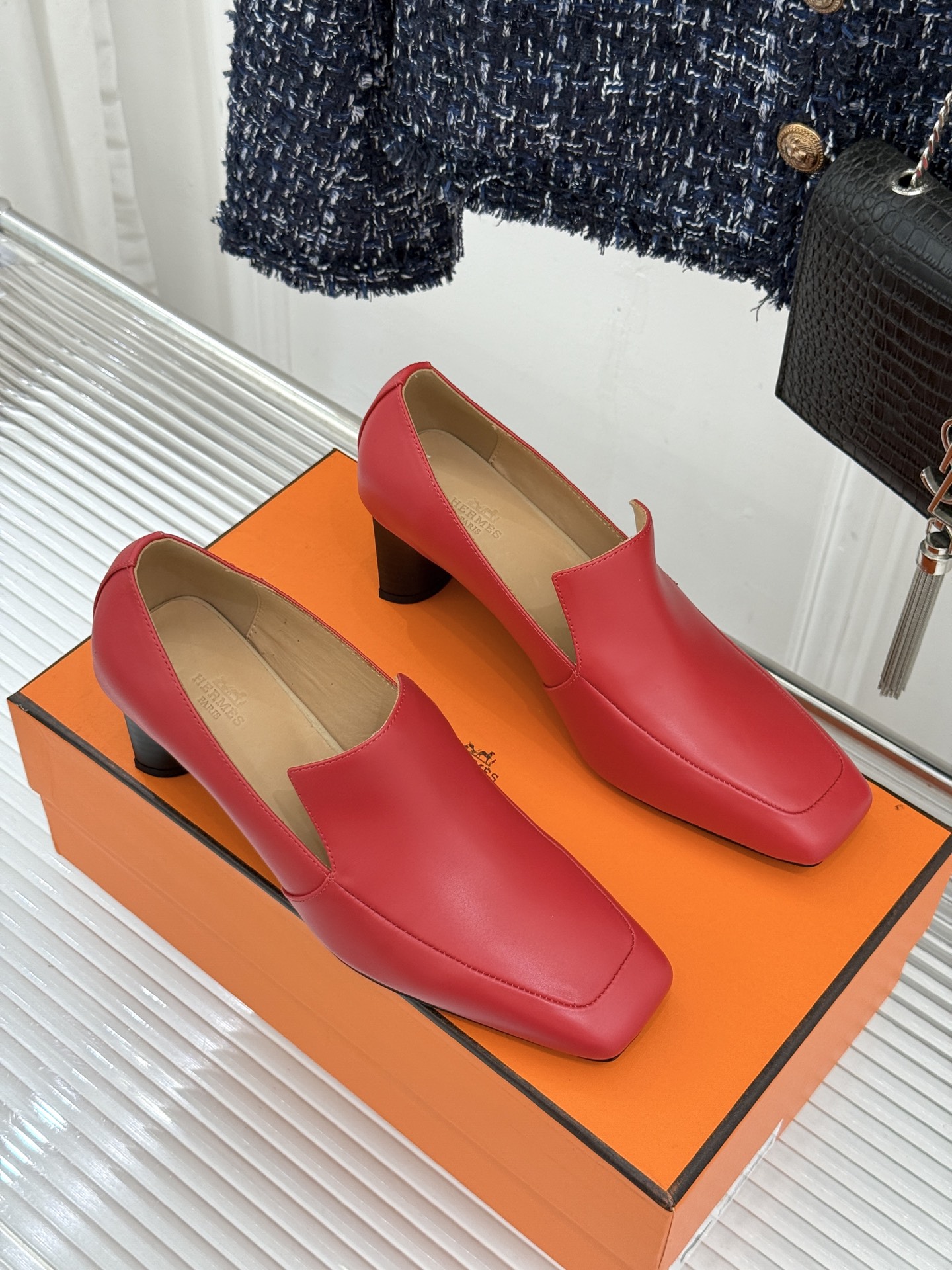 Hermès/爱马仕26WF新品 复古方头粗跟单鞋高跟鞋 极简线条勾勒复古调性 粗跟稳当走路轻盈不累 手工缝线暗藏匠人质 Hermès/爱马仕26WF新品 复古方头粗跟单鞋高跟鞋 极简线条勾勒复古调性 粗跟稳当走路轻盈不累 手工缝线暗藏匠人质