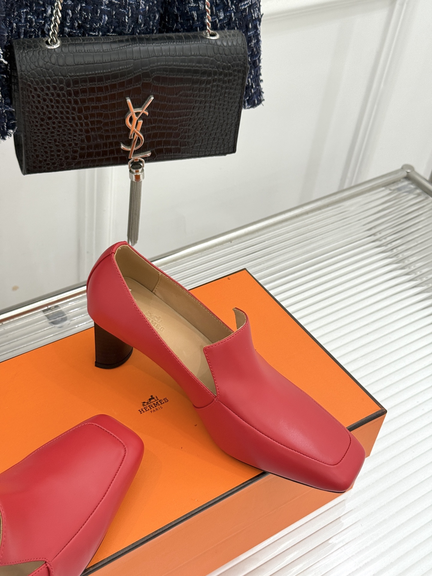 Hermès/爱马仕26WF新品 复古方头粗跟单鞋高跟鞋 极简线条勾勒复古调性 粗跟稳当走路轻盈不累 手工缝线暗藏匠人质 Hermès/爱马仕26WF新品 复古方头粗跟单鞋高跟鞋 极简线条勾勒复古调性 粗跟稳当走路轻盈不累 手工缝线暗藏匠人质