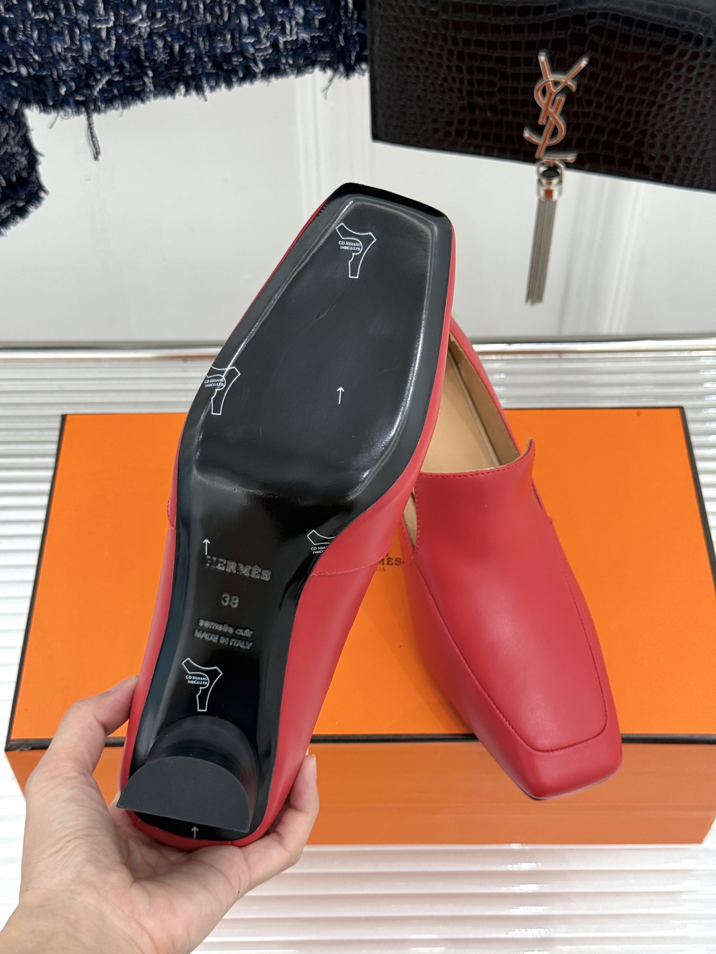 Hermès/爱马仕26WF新品 复古方头粗跟单鞋高跟鞋 极简线条勾勒复古调性 粗跟稳当走路轻盈不累 手工缝线暗藏匠人质 Hermès/爱马仕26WF新品 复古方头粗跟单鞋高跟鞋 极简线条勾勒复古调性 粗跟稳当走路轻盈不累 手工缝线暗藏匠人质