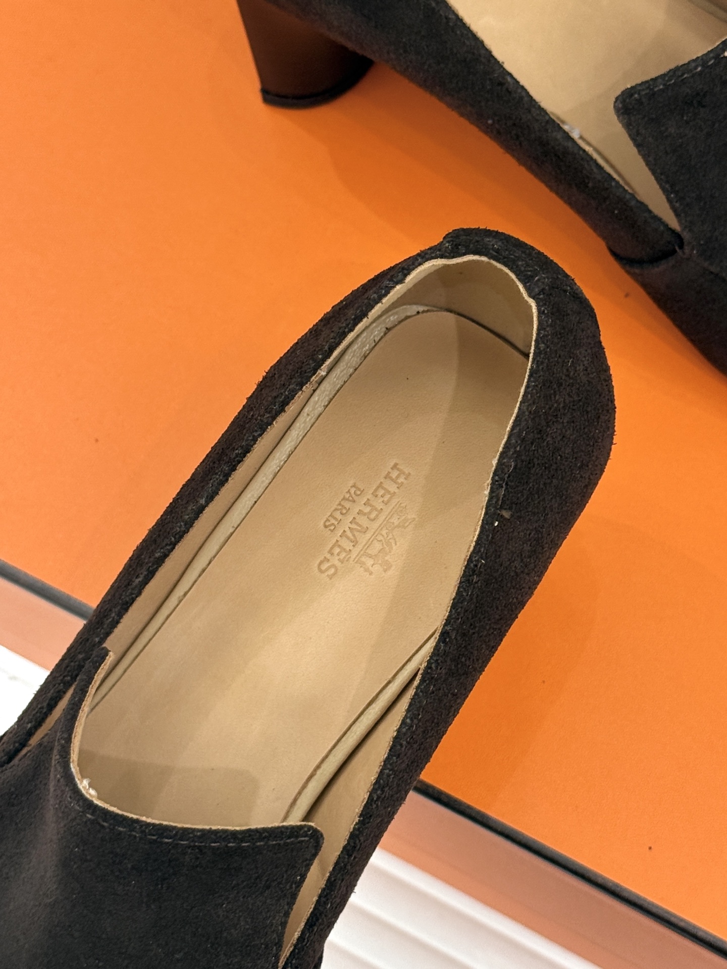 Hermès/爱马仕26WF新品 复古方头粗跟单鞋高跟鞋 极简线条勾勒复古调性 粗跟稳当走路轻盈不累 手工缝线暗藏匠人质