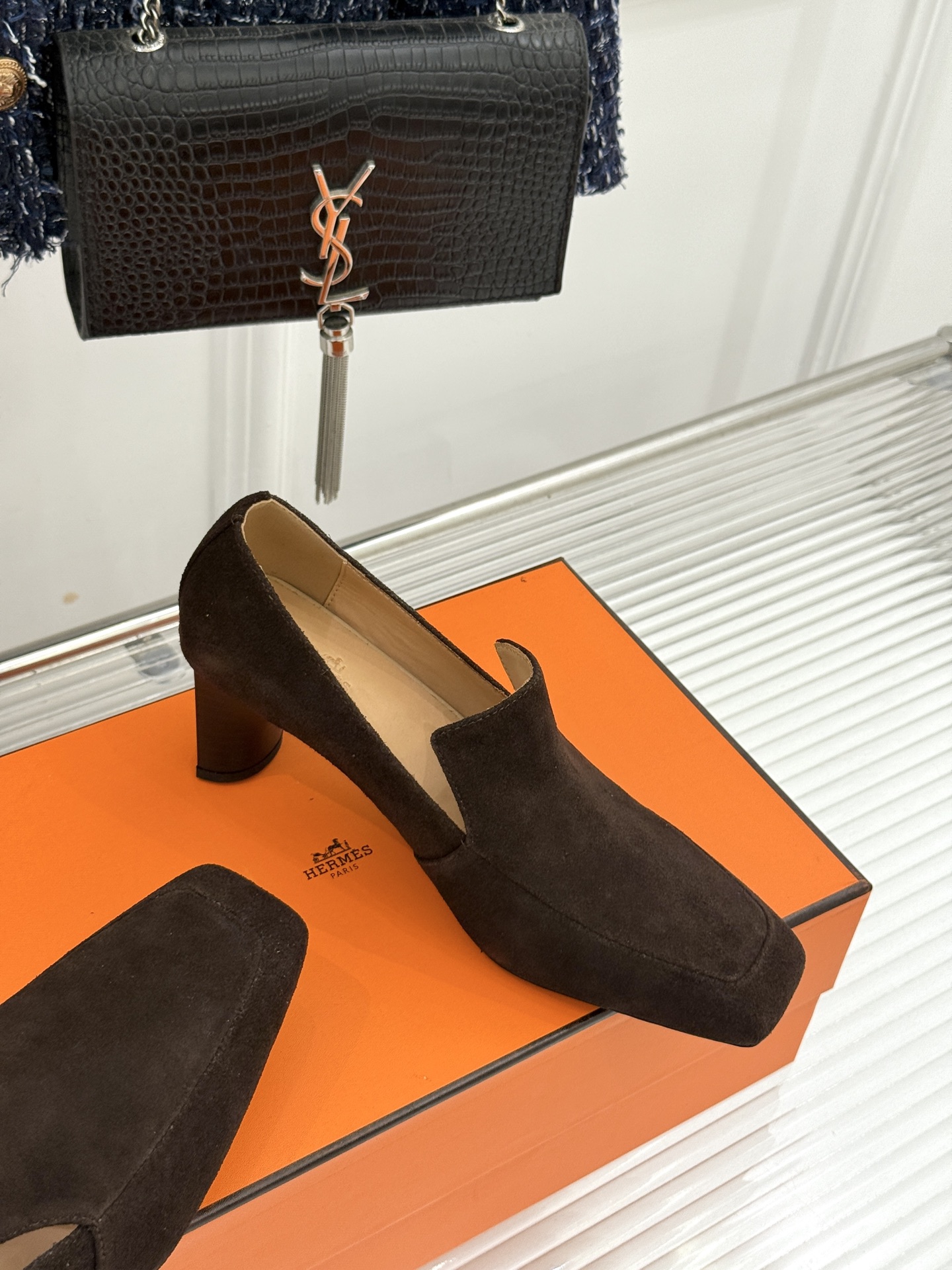 Hermès/爱马仕26WF新品 复古方头粗跟单鞋高跟鞋 极简线条勾勒复古调性 粗跟稳当走路轻盈不累 手工缝线暗藏匠人质