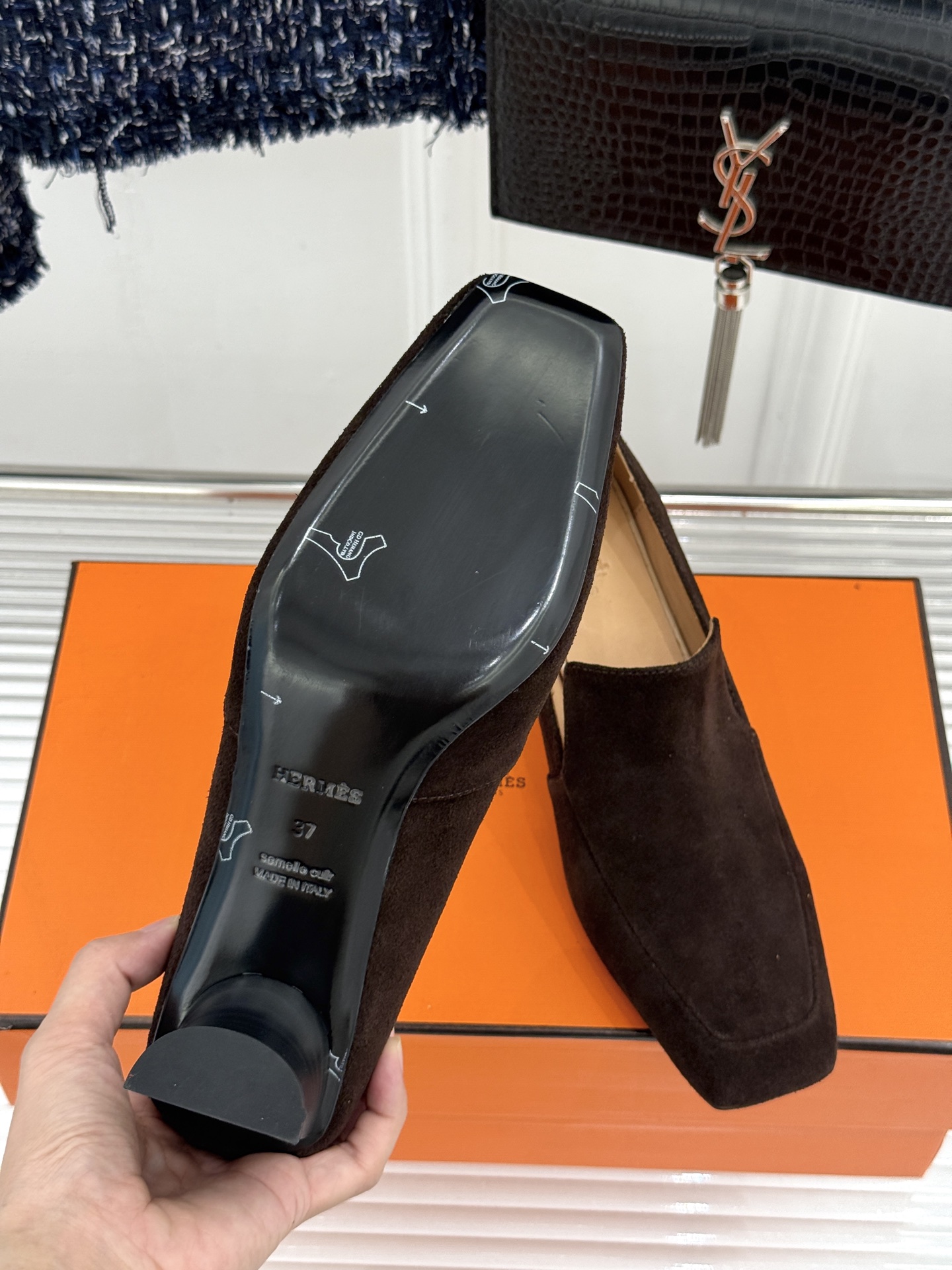 Hermès/爱马仕26WF新品 复古方头粗跟单鞋高跟鞋 极简线条勾勒复古调性 粗跟稳当走路轻盈不累 手工缝线暗藏匠人质