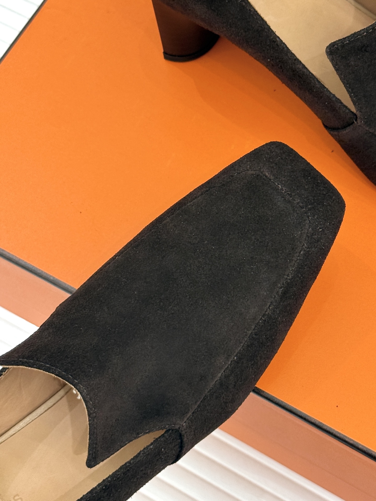 Hermès/爱马仕26WF新品 复古方头粗跟单鞋高跟鞋 极简线条勾勒复古调性 粗跟稳当走路轻盈不累 手工缝线暗藏匠人质