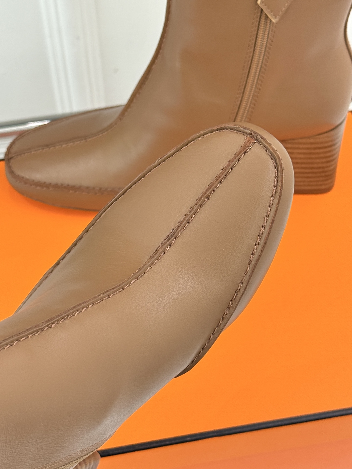 Hermès/爱马仕26WF新品 车线复古侧拉链粗跟短靴 侧拉链穿脱利落省心 明车线勾勒复古肌理 粗跟稳踏走路轻盈不累 