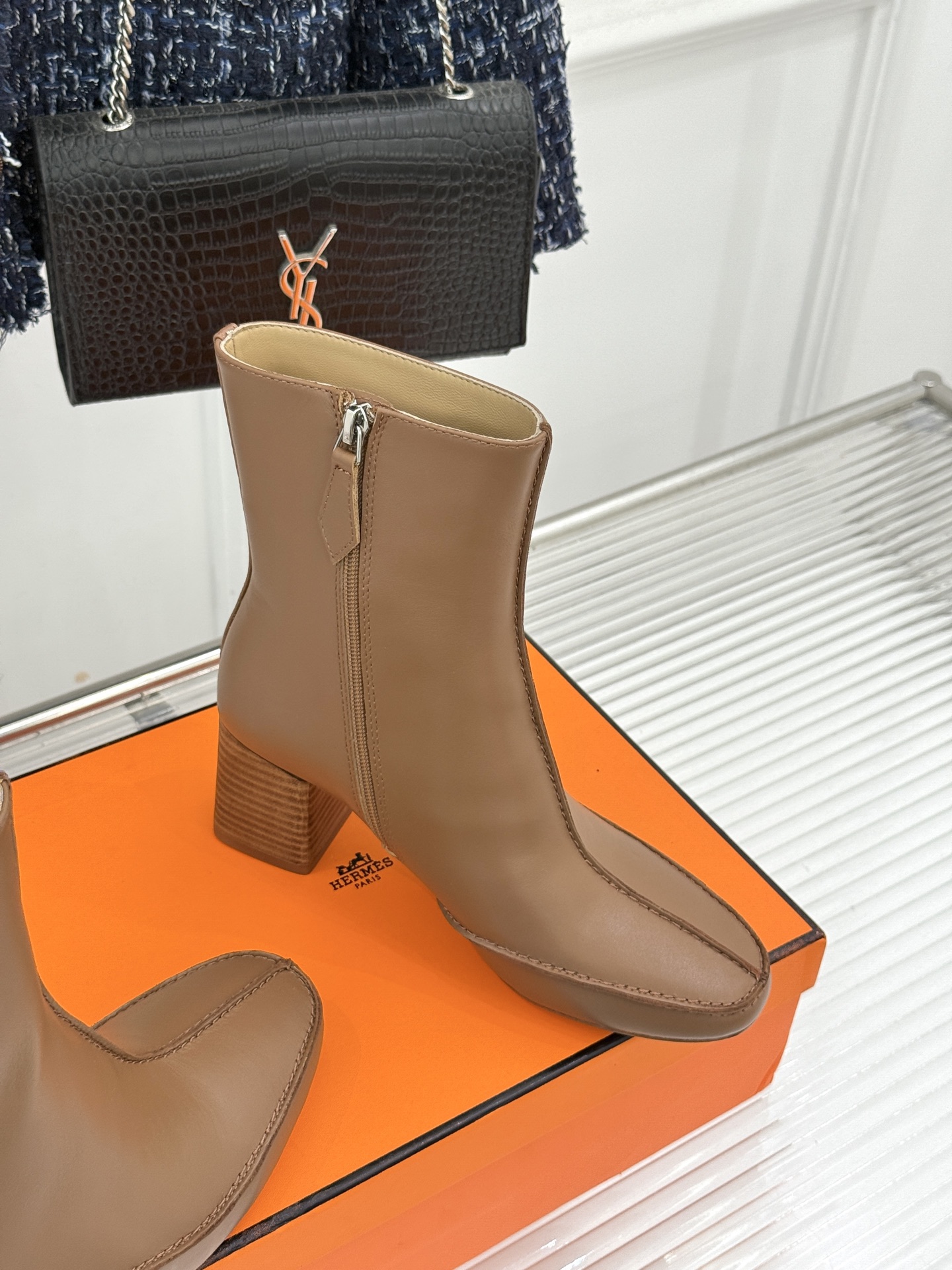 Hermès/爱马仕26WF新品 车线复古侧拉链粗跟短靴 侧拉链穿脱利落省心 明车线勾勒复古肌理 粗跟稳踏走路轻盈不累 