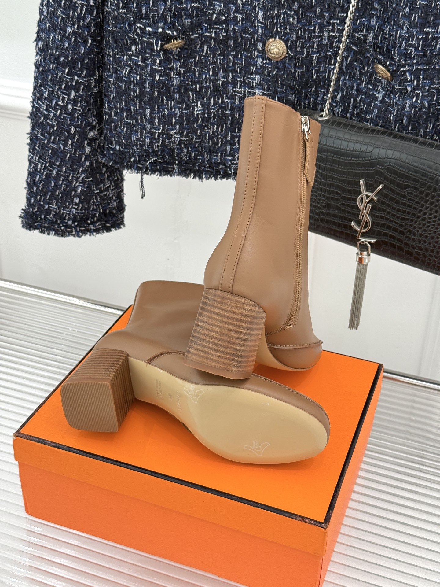 Hermès/爱马仕26WF新品 车线复古侧拉链粗跟短靴 侧拉链穿脱利落省心 明车线勾勒复古肌理 粗跟稳踏走路轻盈不累 