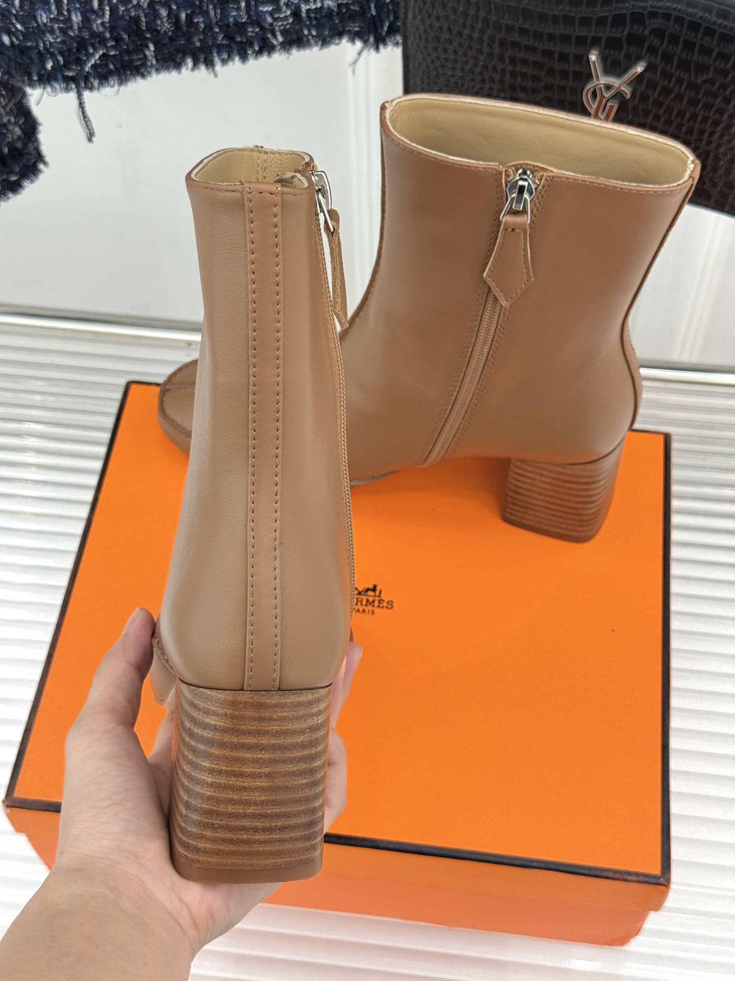 Hermès/爱马仕26WF新品 车线复古侧拉链粗跟短靴 侧拉链穿脱利落省心 明车线勾勒复古肌理 粗跟稳踏走路轻盈不累 